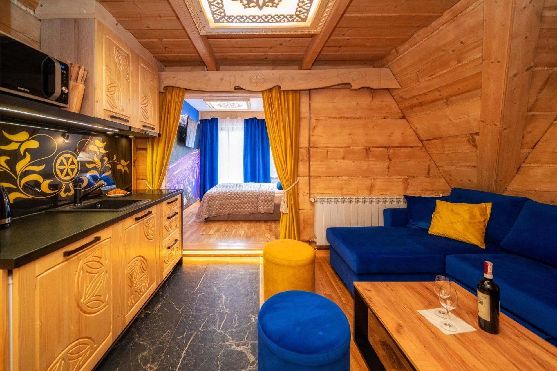 DELUXE APARTMENT