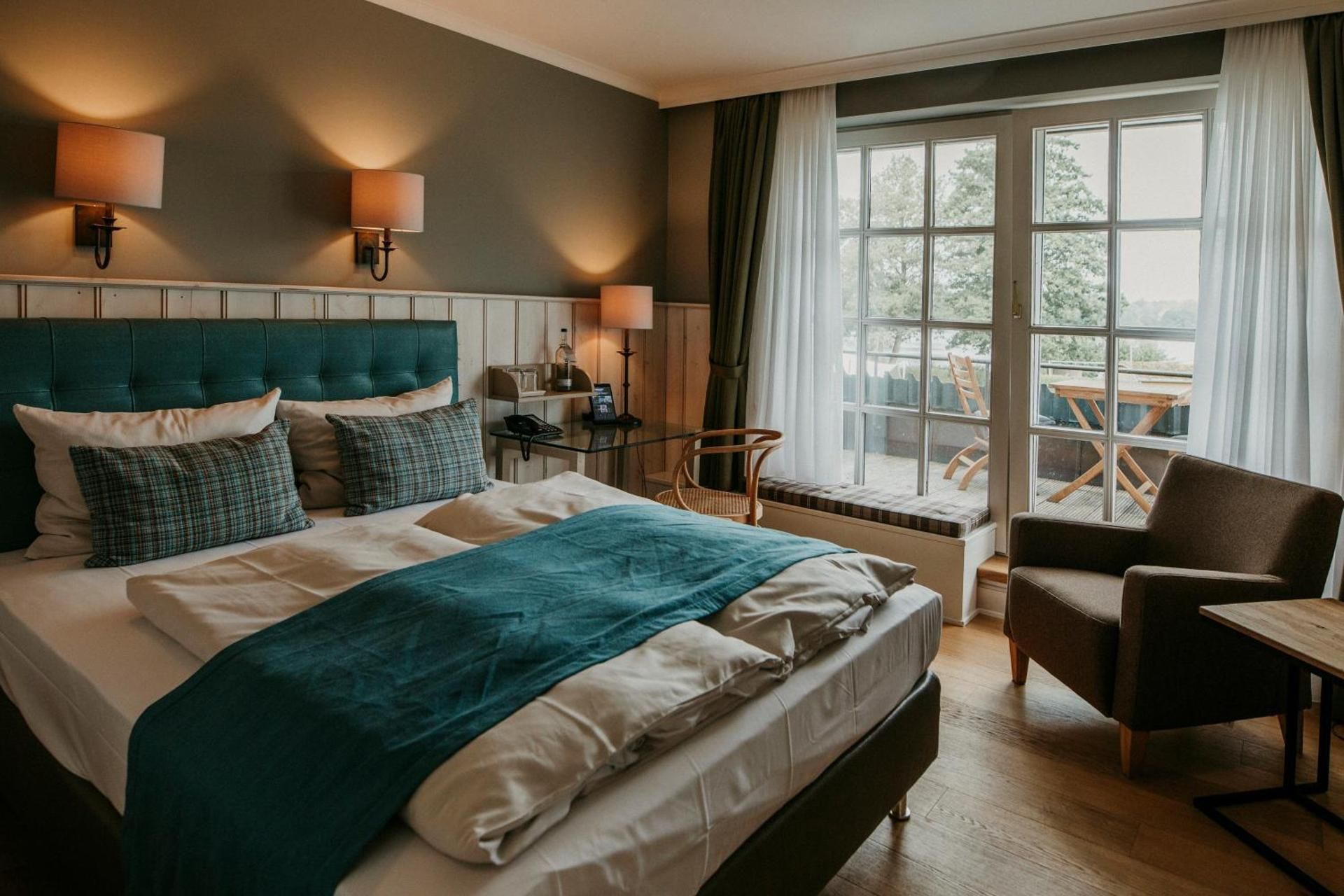 Standard Double Room with Lake View
