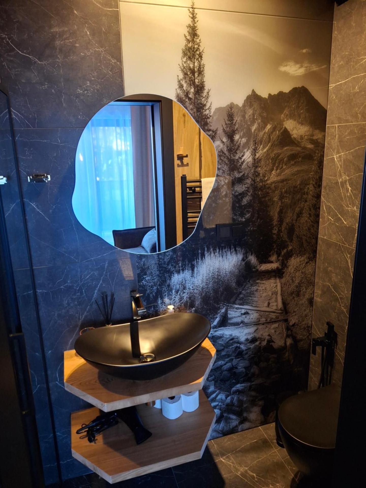 DELUXE APARTMENT