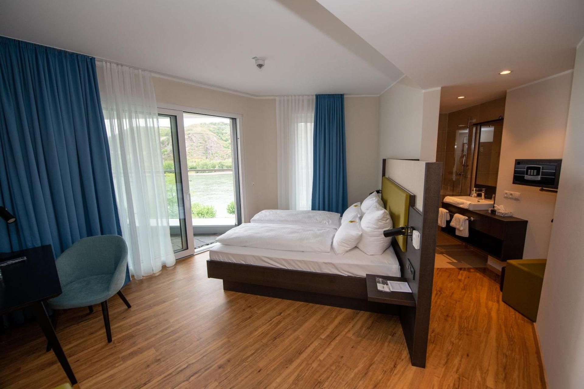 Deluxe Double Room with Balcony and River View