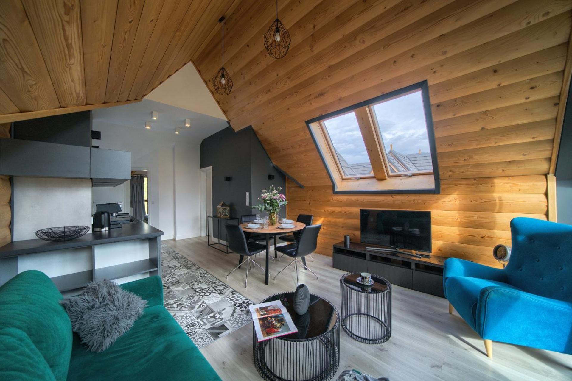 Apartment with Mountain View