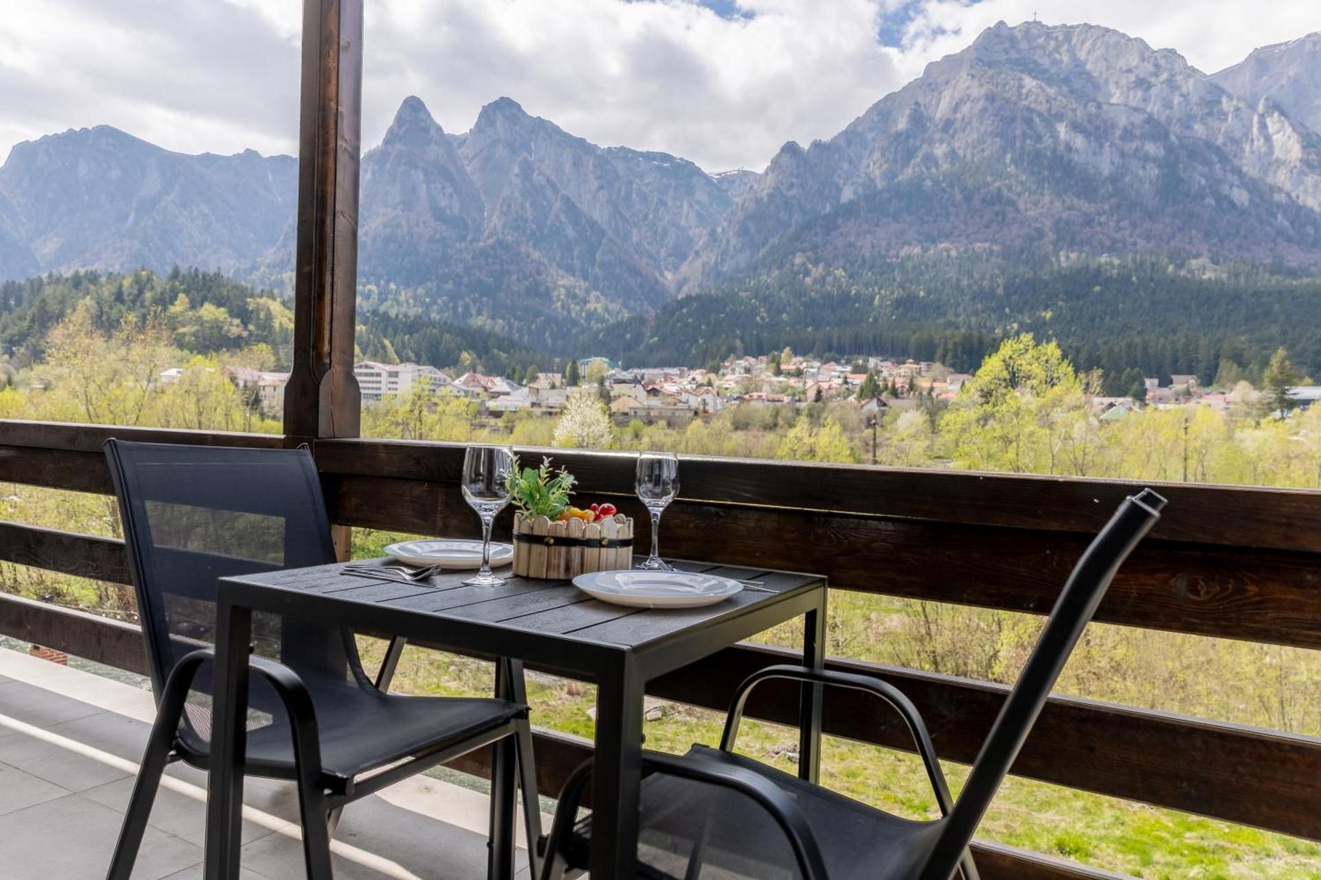 Apartment with Mountain View