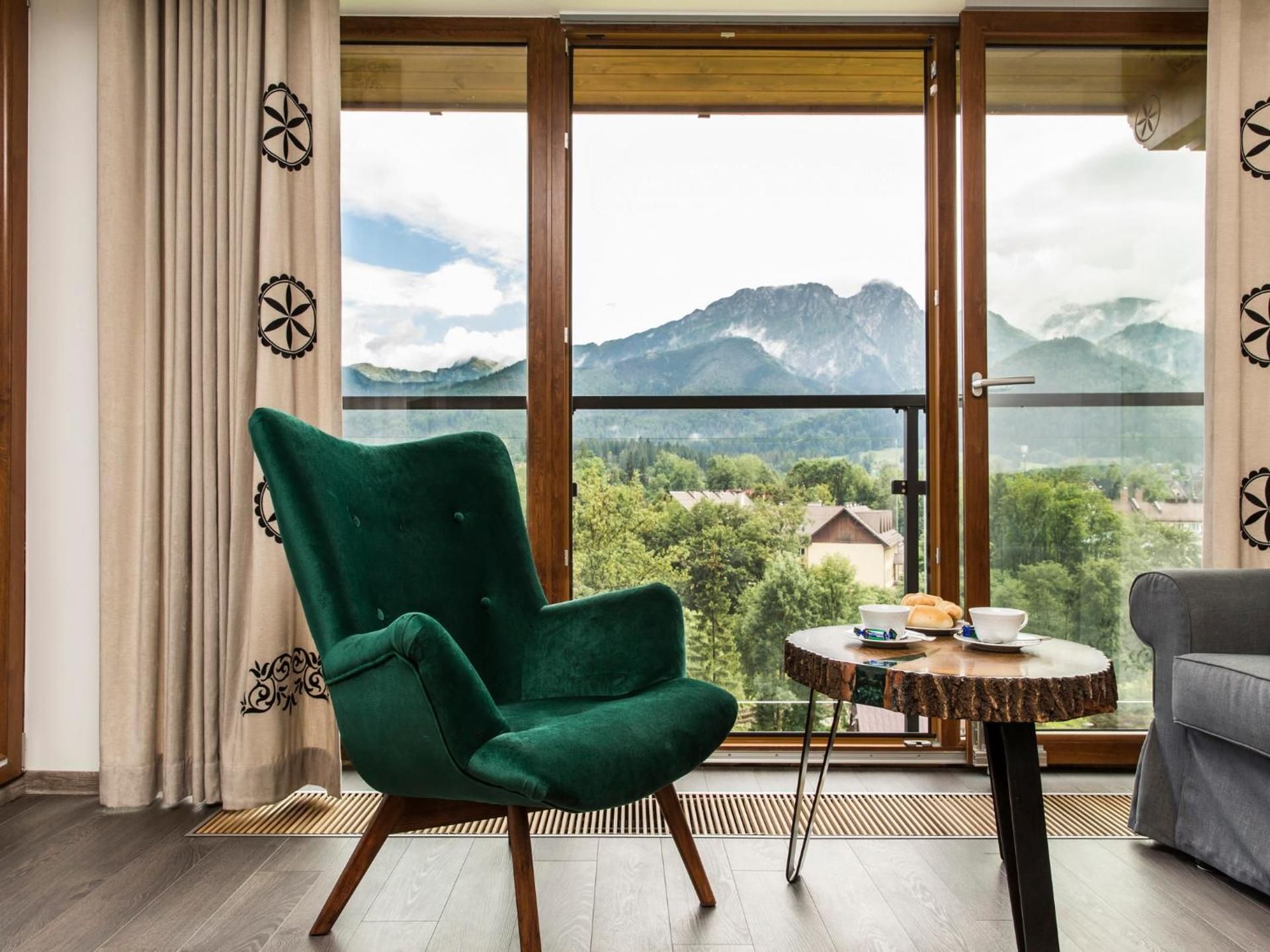 One-Bedroom Apartment with Balcony and Mountain view - 3