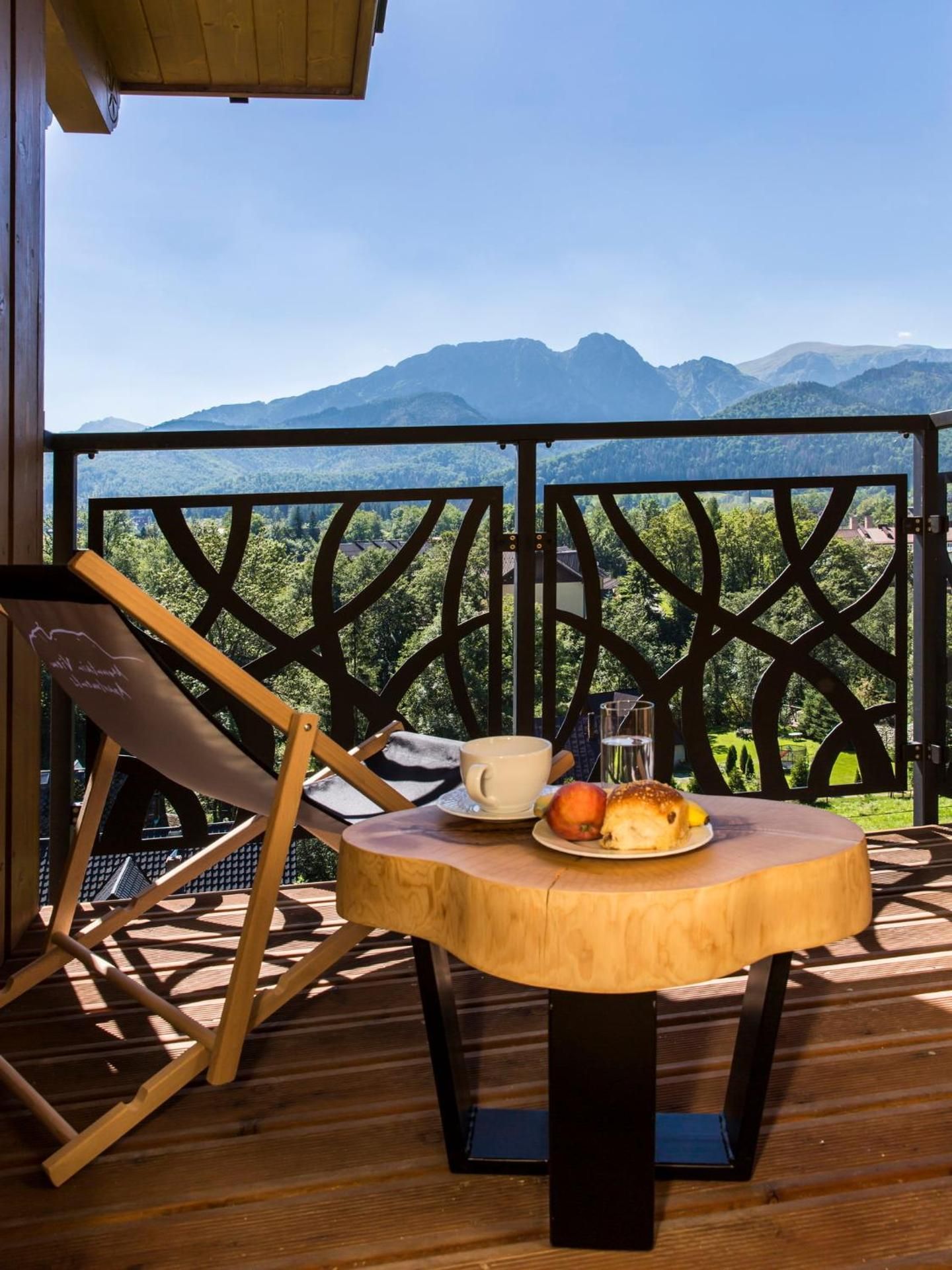 One-Bedroom Apartment with Balcony and Mountain view - 4