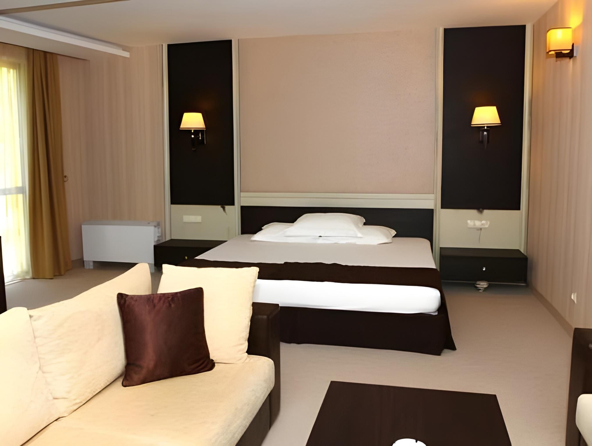 Deluxe Suite with Balcony (2 Adults)