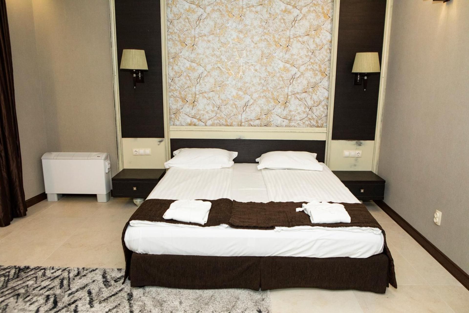 Deluxe Suite with Balcony (2 Adults)