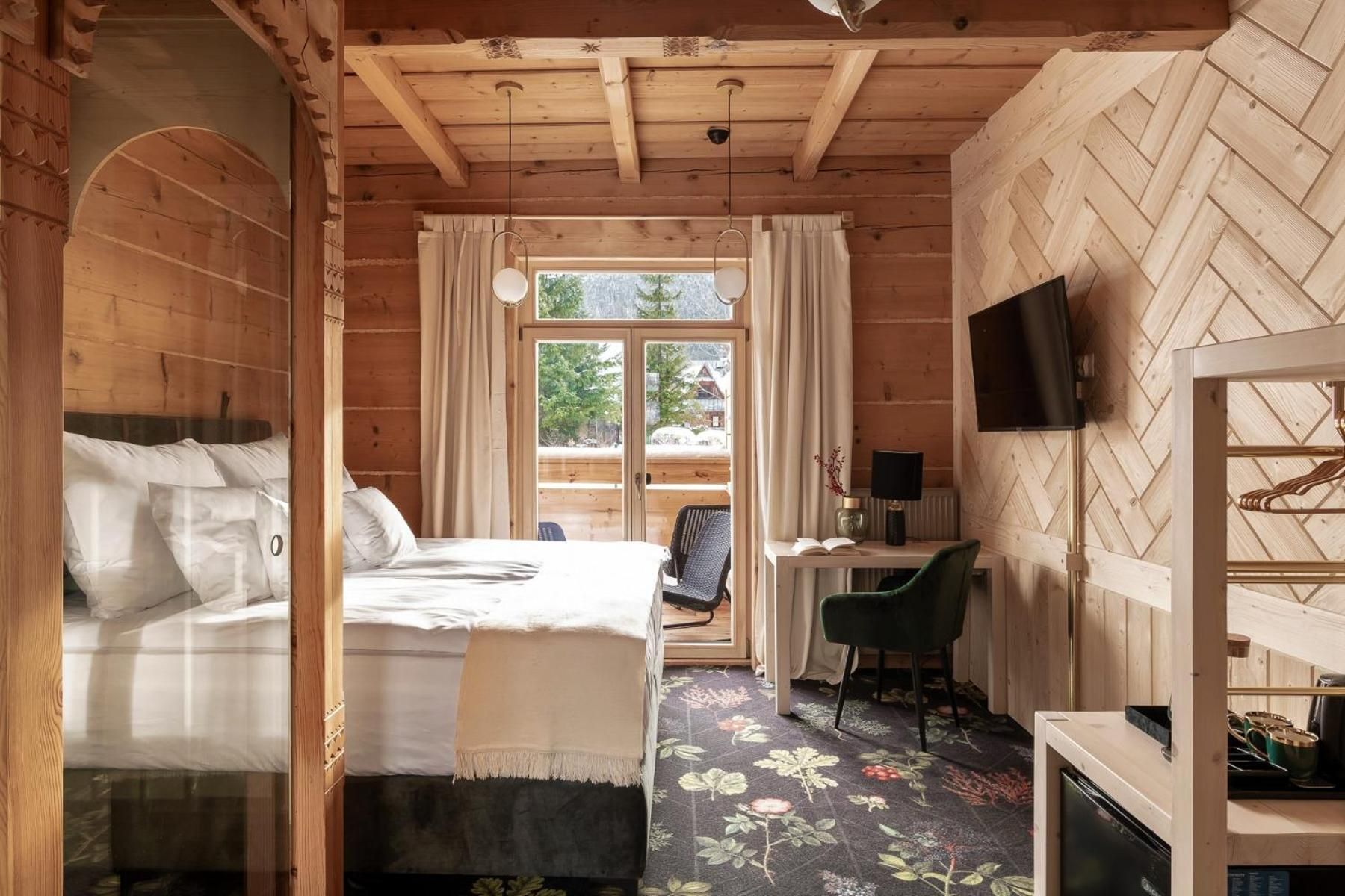 Deluxe Double Room with Balcony and Mountain View
