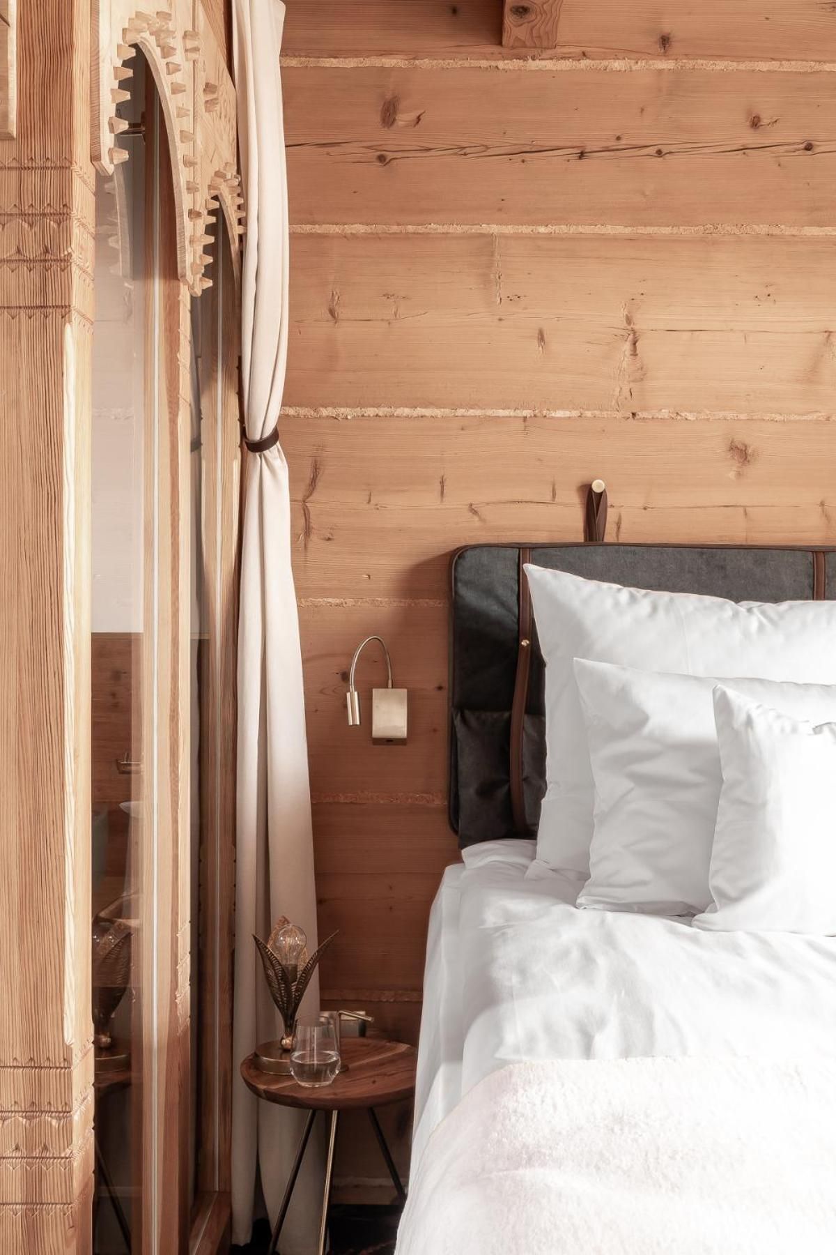 Deluxe Double Room with Balcony and Mountain View