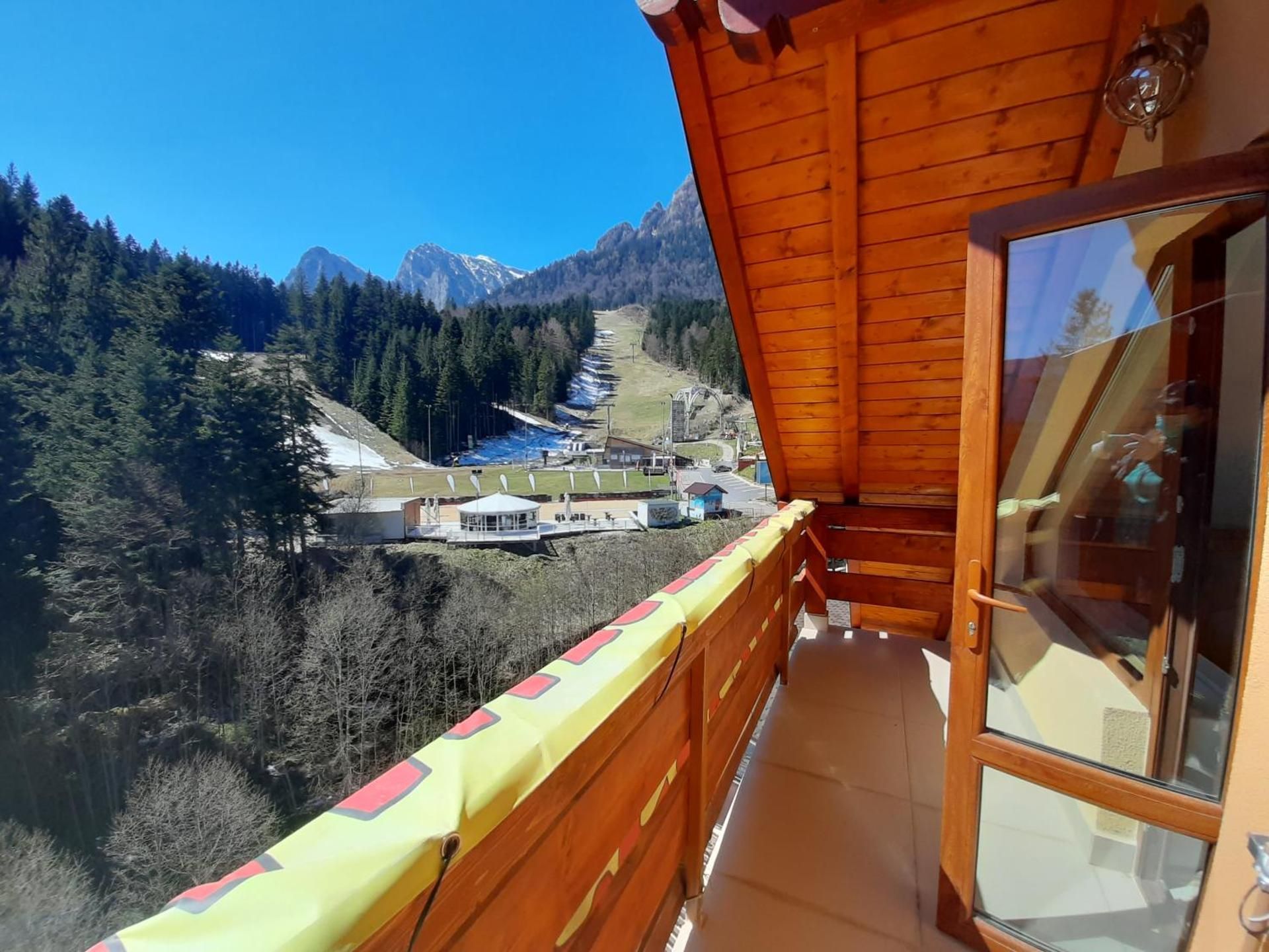 Apartment with Mountain View