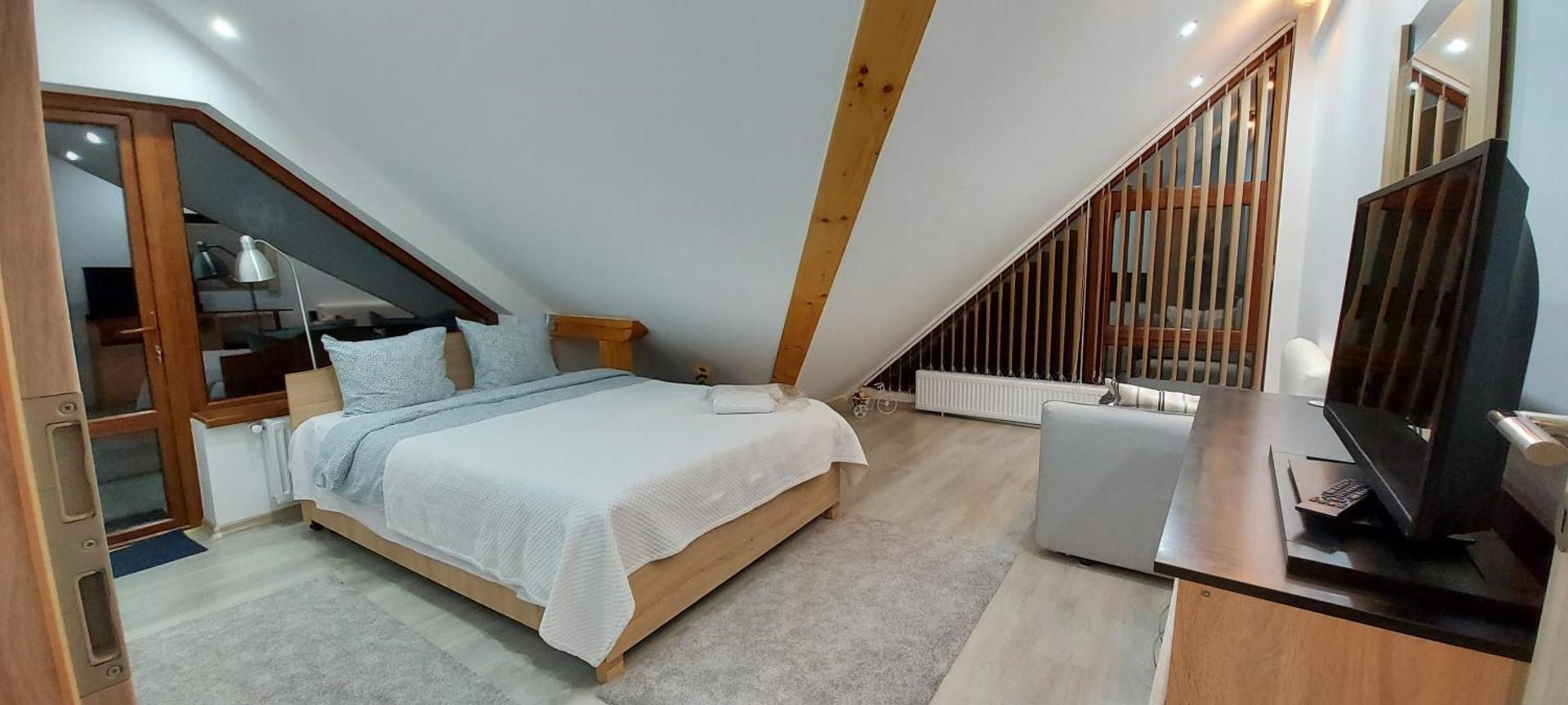 Apartment with Mountain View