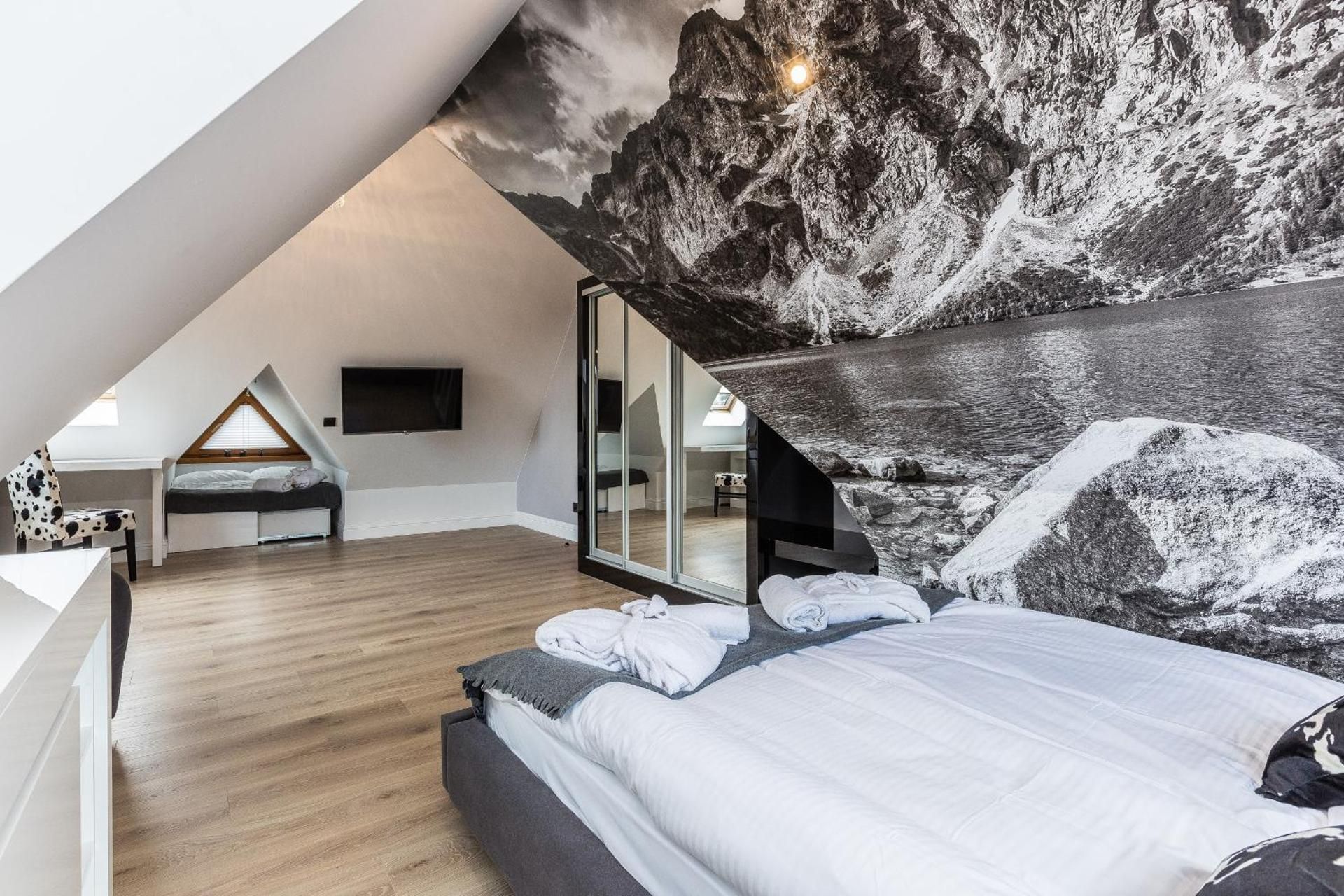 One-Bedroom Apartment with Mountain View building A