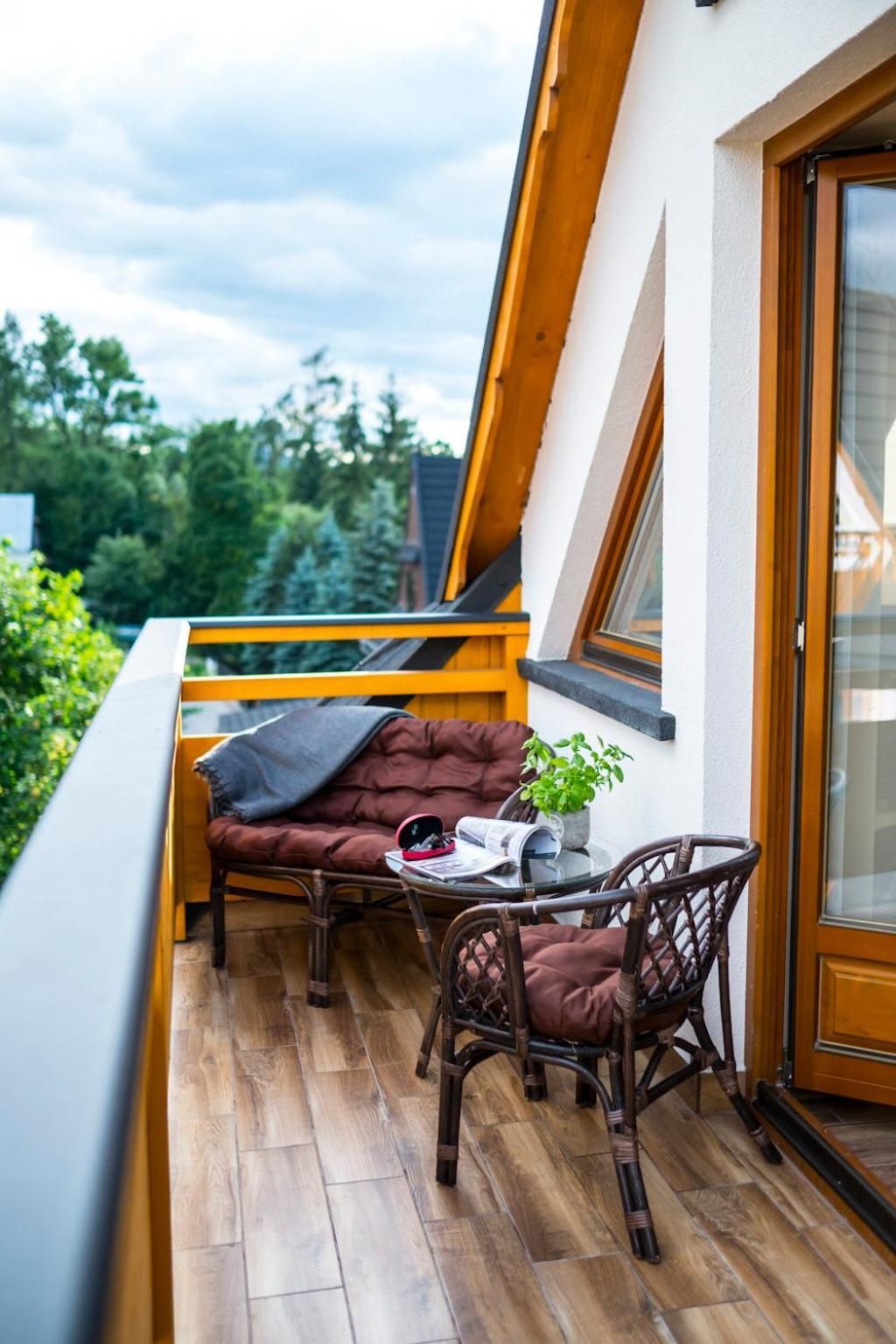 Apartment with Mountain View