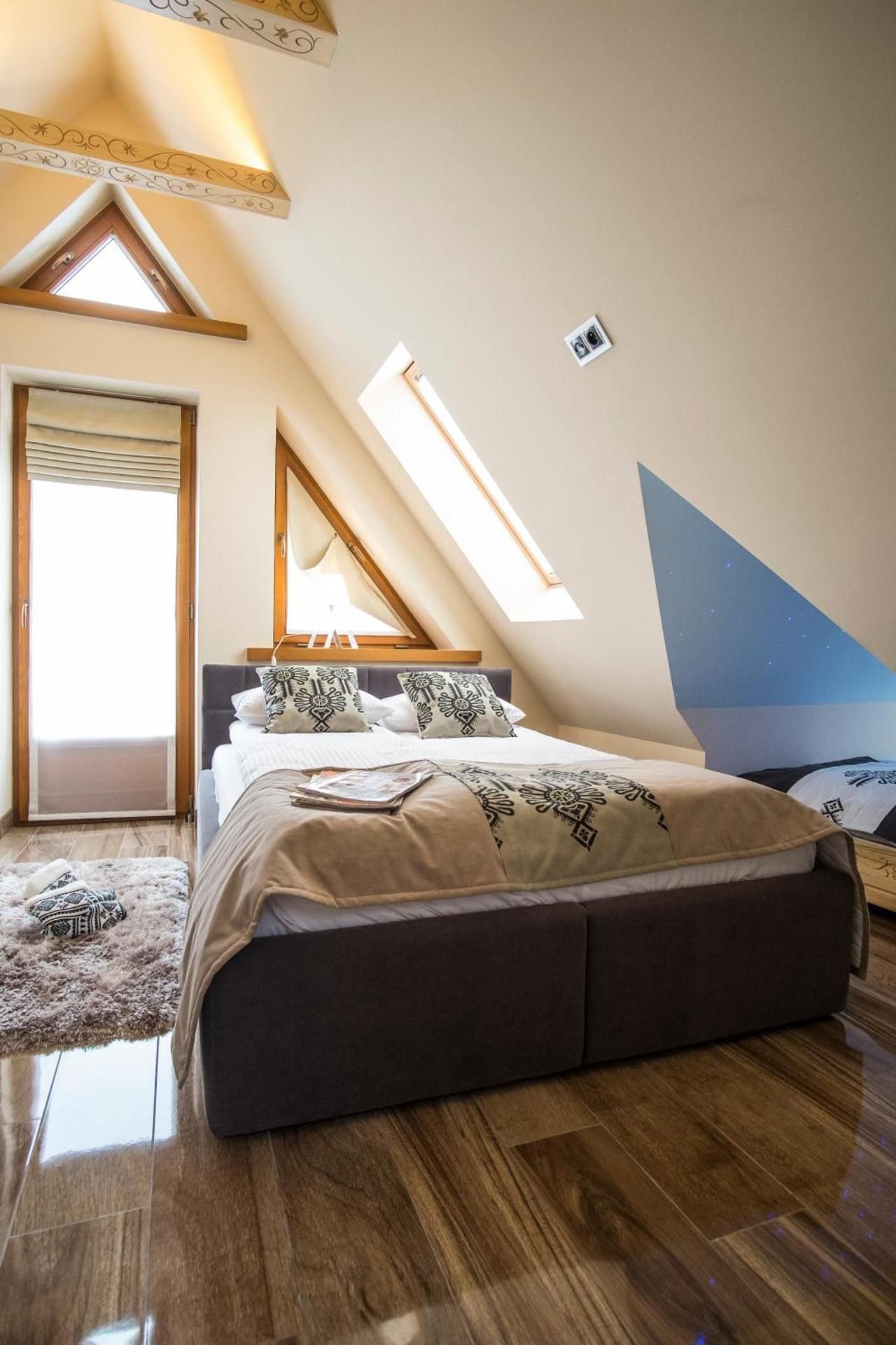 Apartment with Mountain View