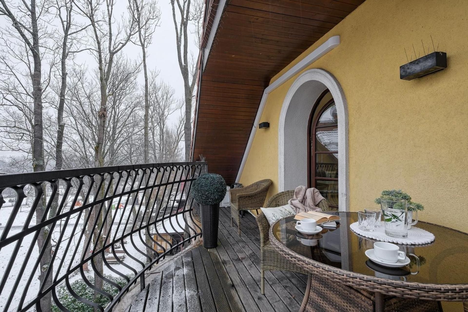 Two-Bedroom Apartment with Mountain View