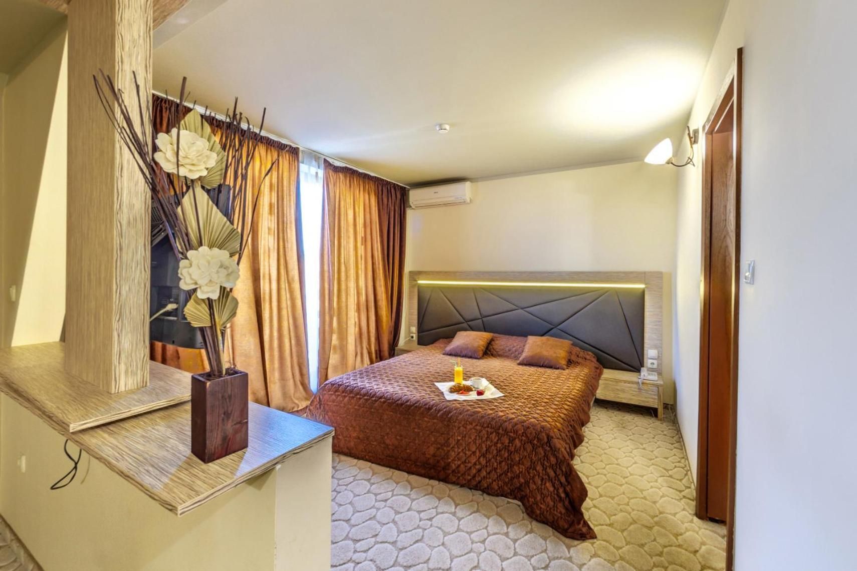 One-Bedroom Suite with Balcony
