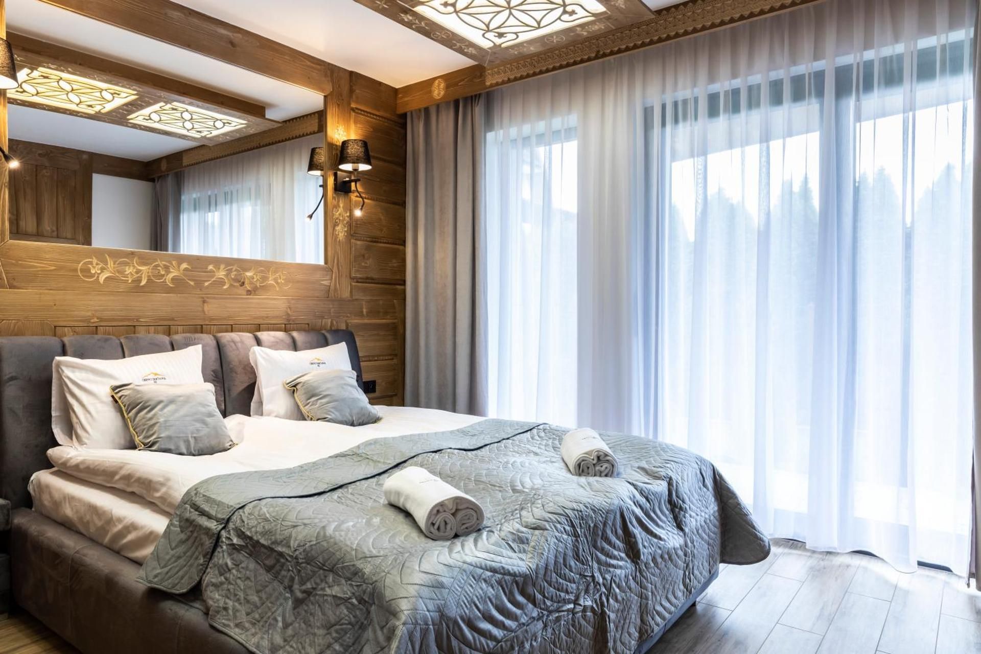 Deluxe Queen Suite