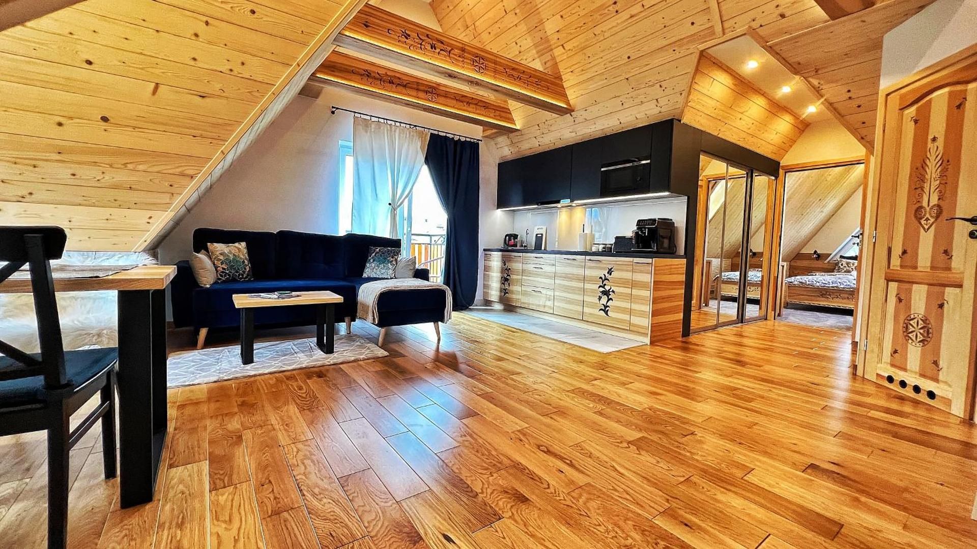 Apartment with Mountain View