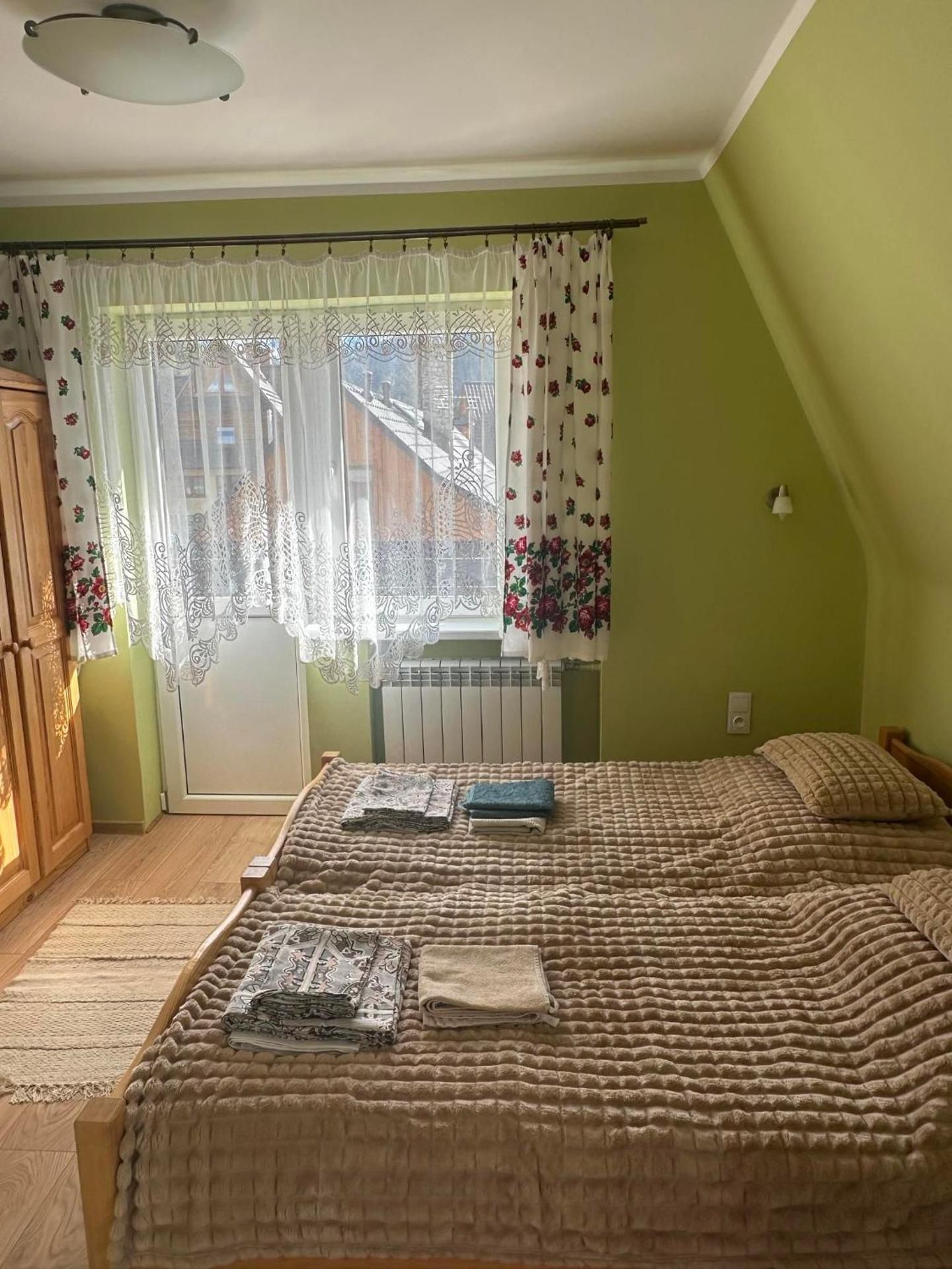 One-Bedroom Apartment with Balcony and Mountain View