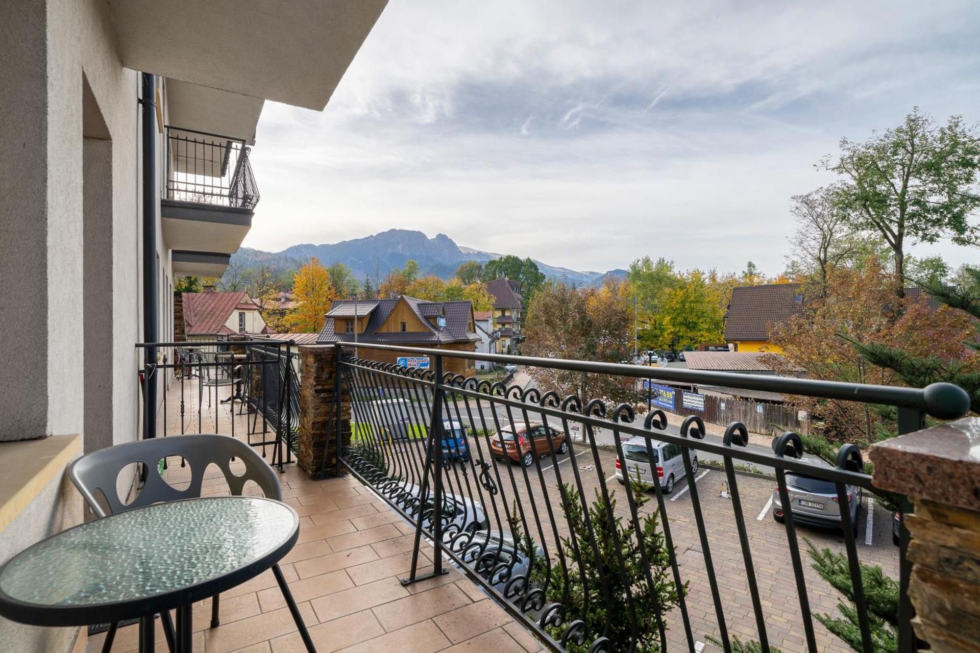 Apartment with Mountain View