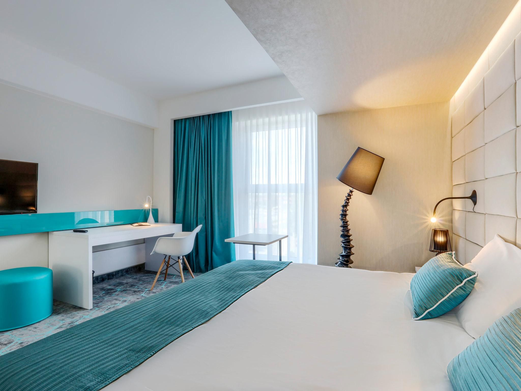 Superior Room with 1 kingsize bed and sofa
