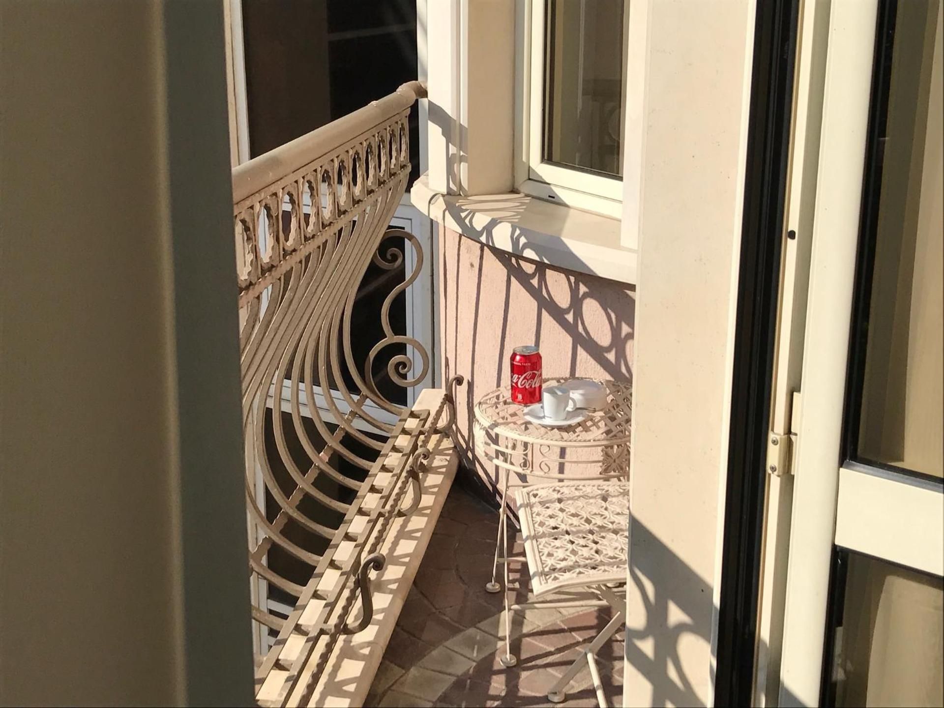 Room, Balcony