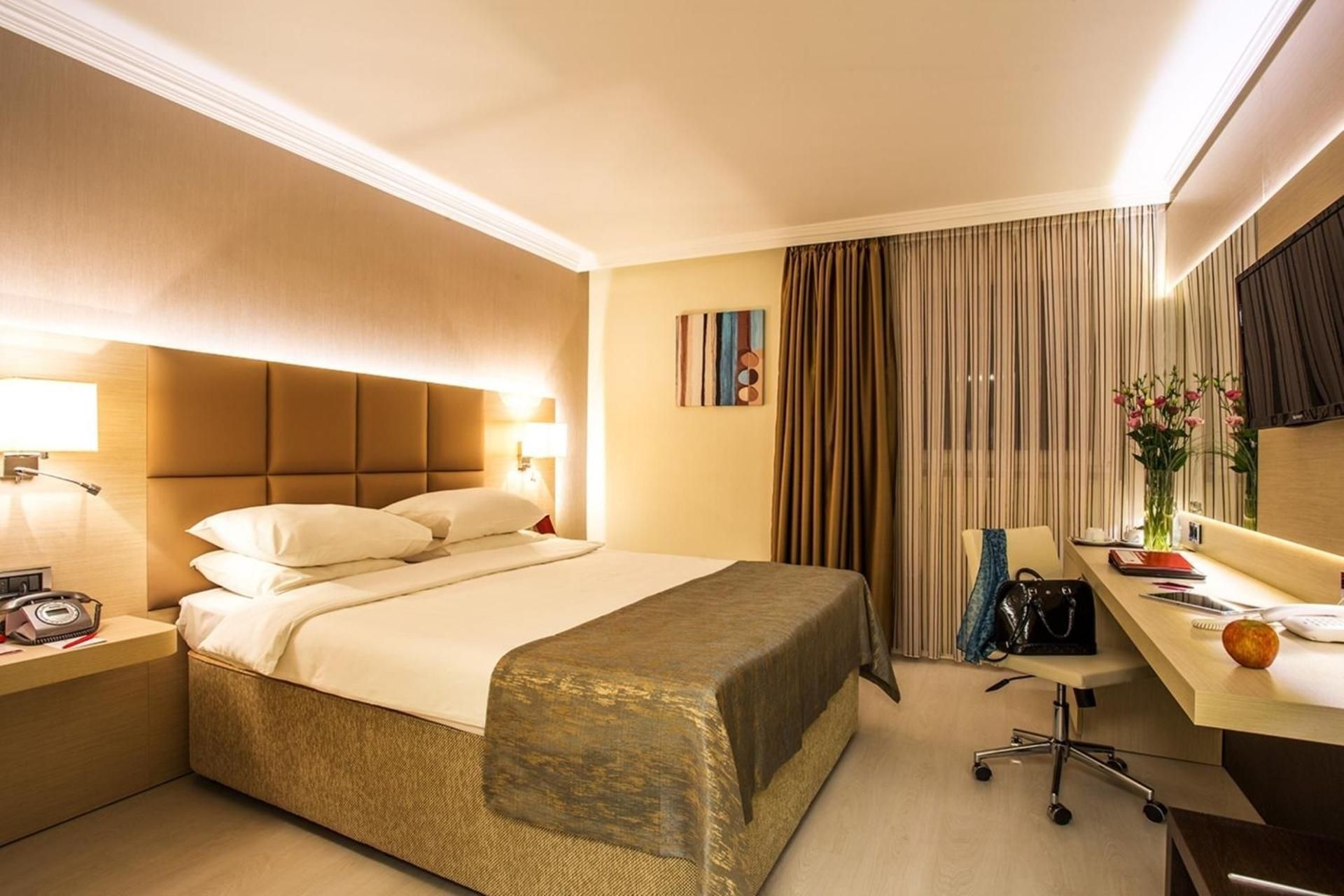 1 King Bed, Business Room, Non-Smoking