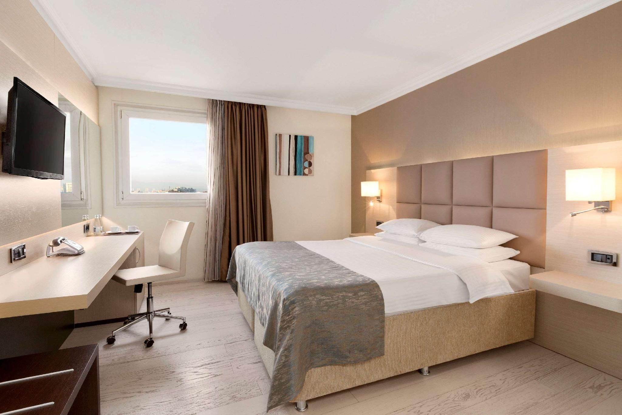 1 King Bed, Business Room, Non-Smoking