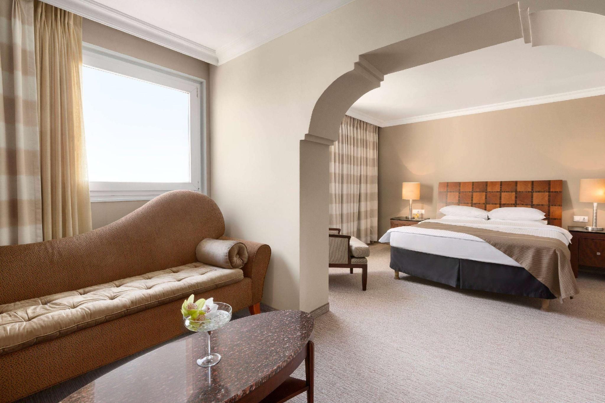 1 King Bed Suite Non-Smoking