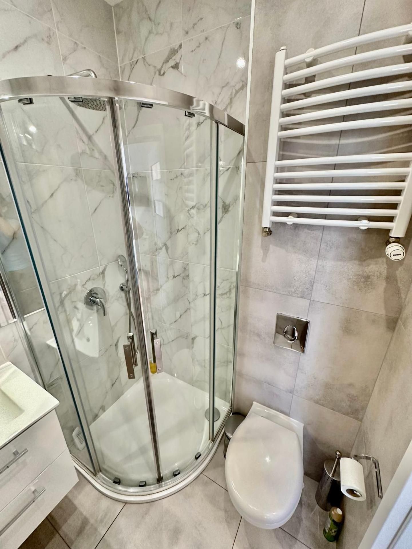 Apartment with Shower