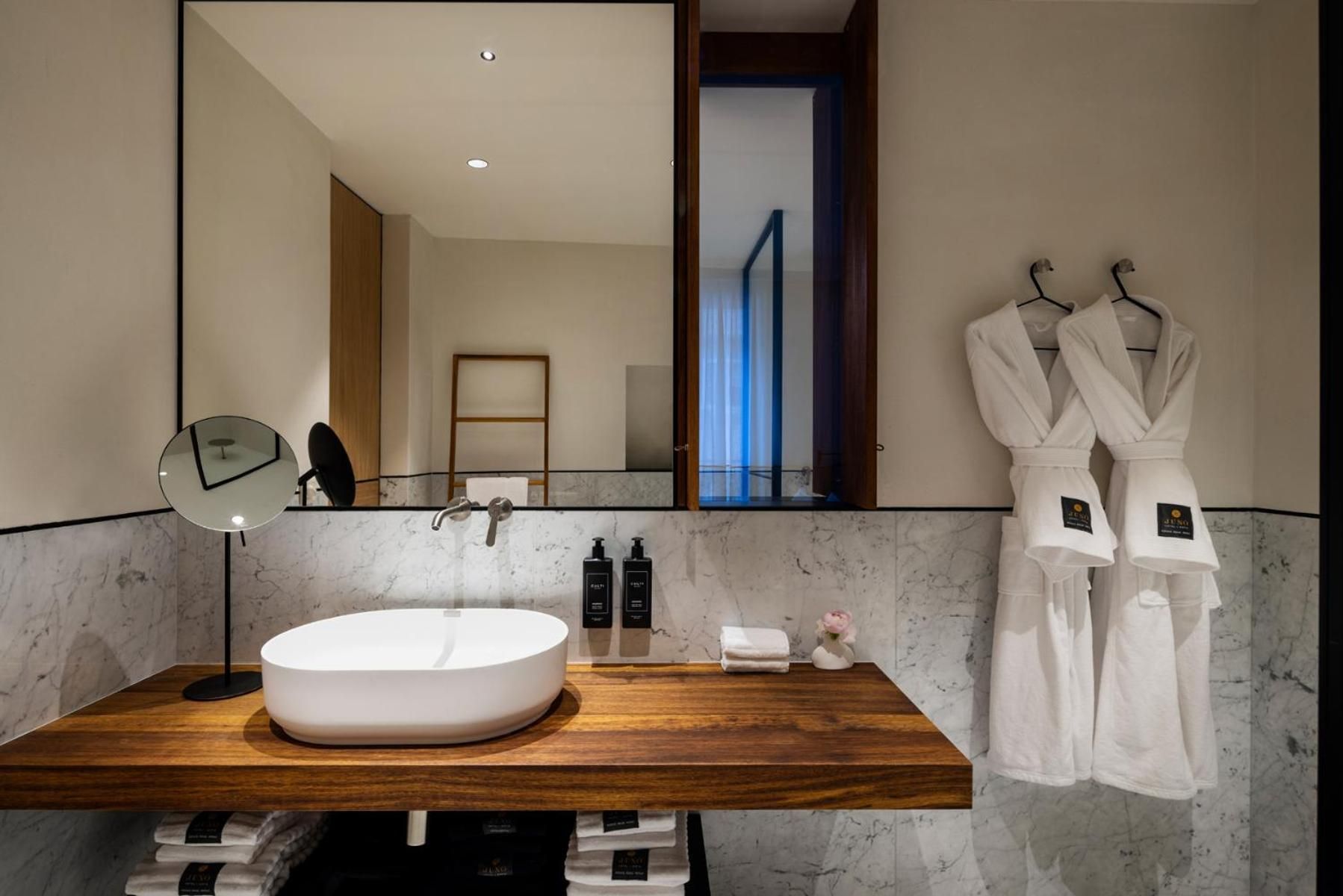 Roomy King Sunkissed Room