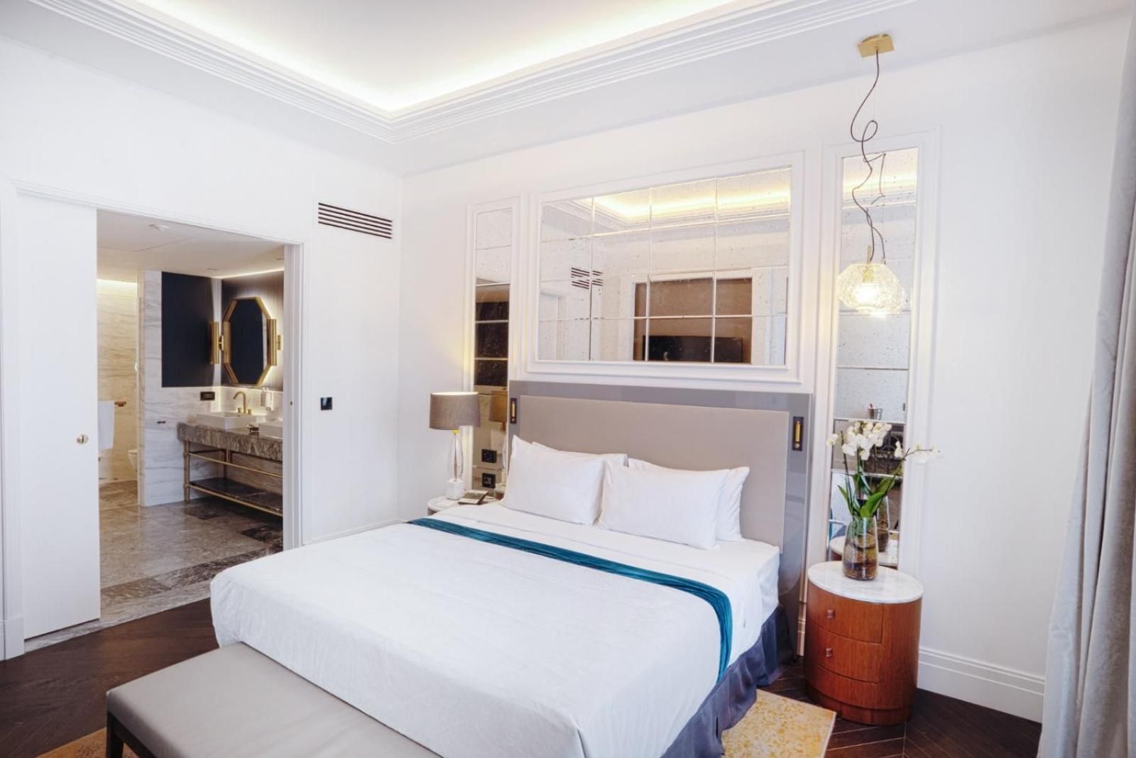 1 Bedroom Presidential Suite, 1 King bed, Sveta Nedelya view