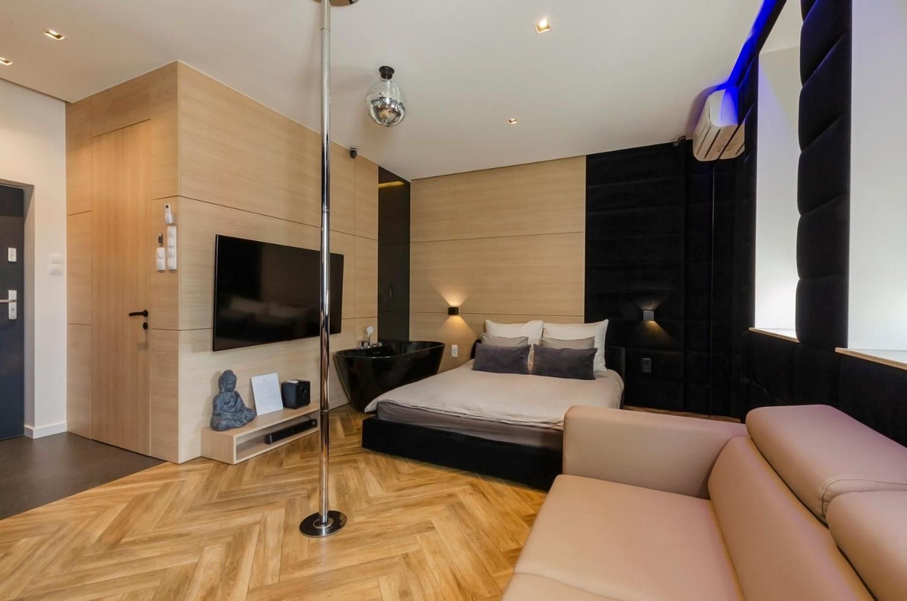 Studio with Bath and Pole Dance
