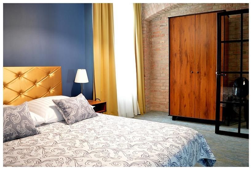 Deluxe One-Bedroom Apartment