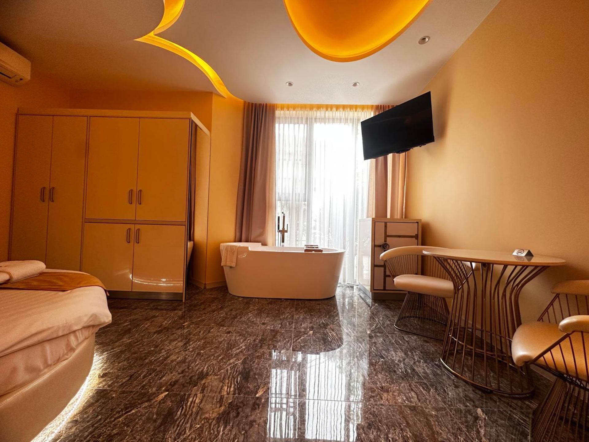 Deluxe Suite with Spa Bath
