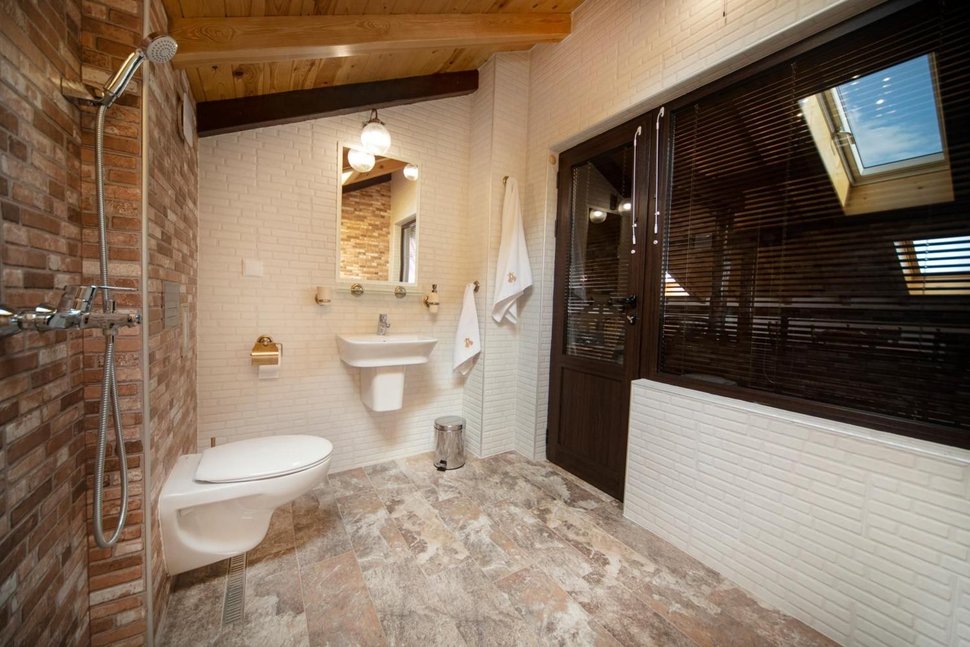 Penthouse Apartment - Free Parking