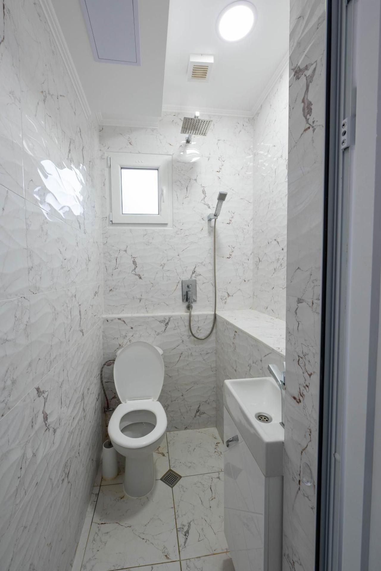 Deluxe One-Bedroom Apartment
