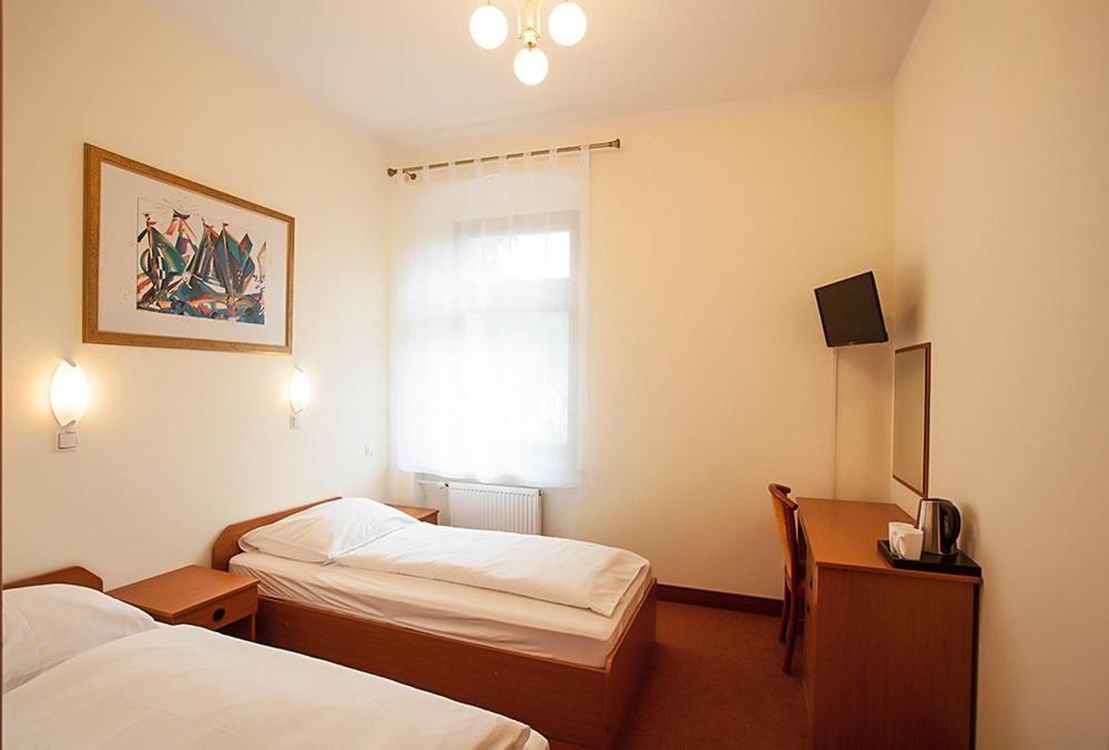 Basic Twin Room with 2 Single beds.