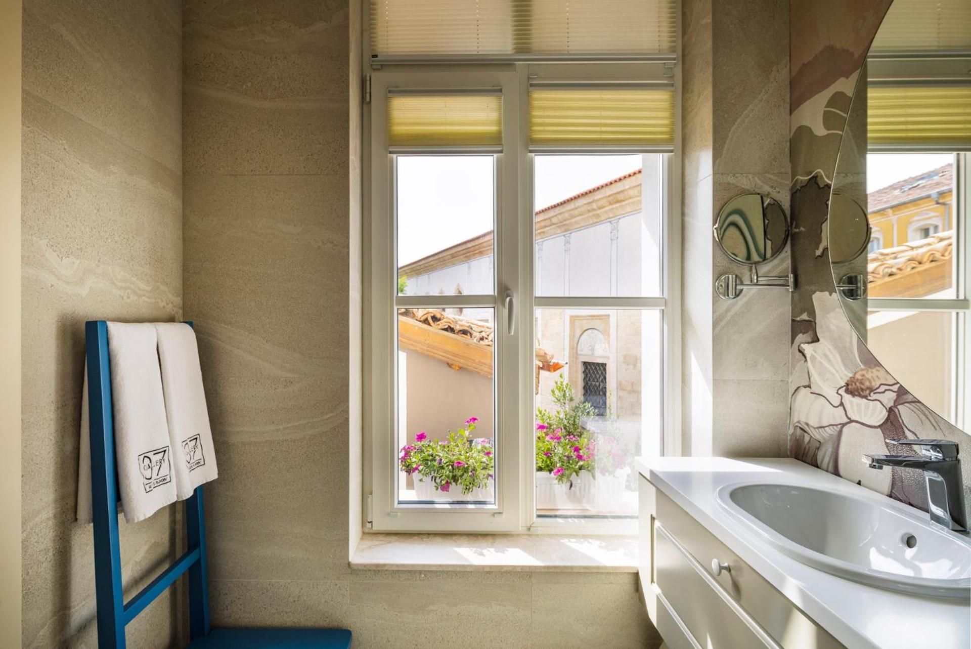 Gallery 37 Powered by ASTON Suite with King Bed and Sofa Bed - Non-Smoking 3