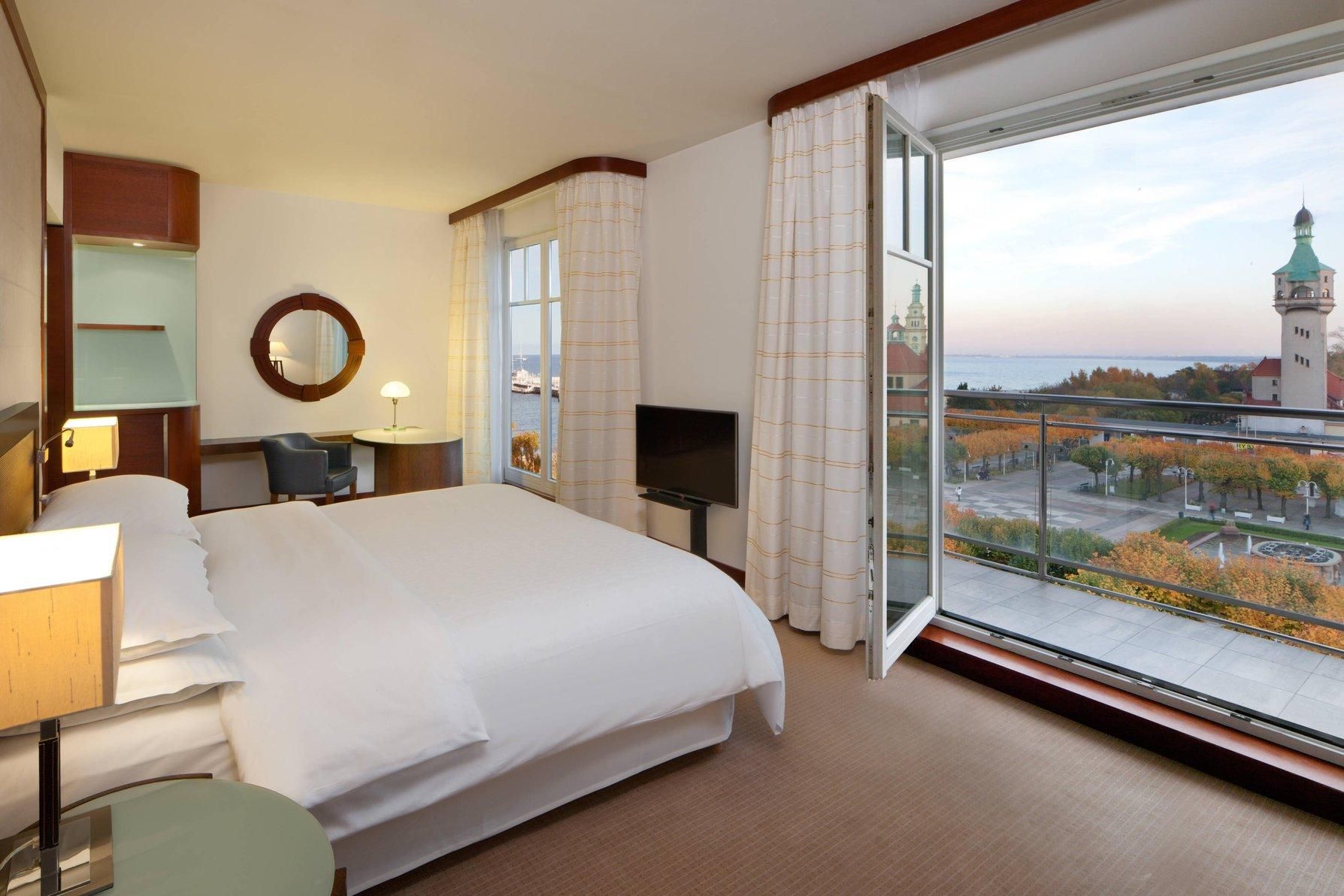 executive room, club lounge and spa access level, guest room, 1 king, partial sea view, balcony