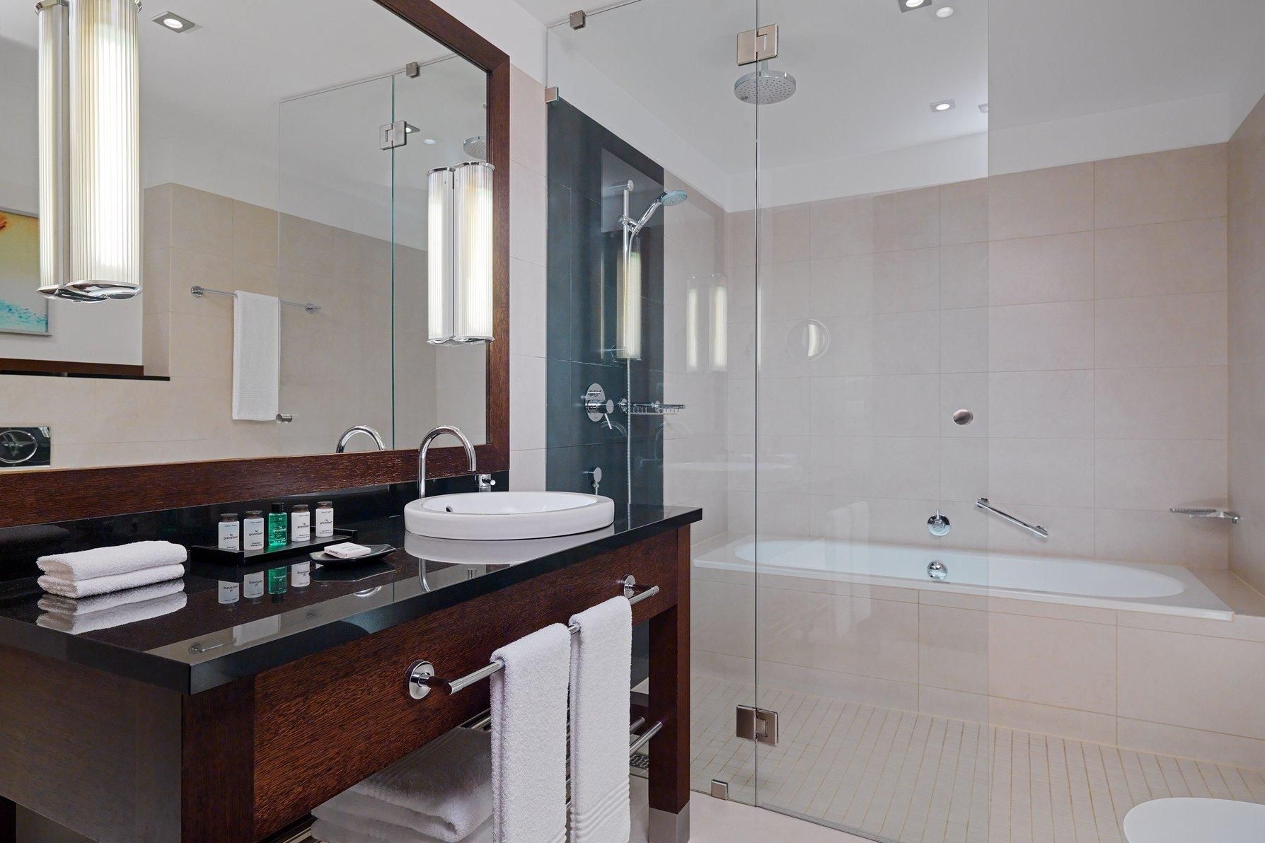 Junior Suite, Club Lounge and Spa access lounge access, 1 Bedroom Suite, 1 King, Sea view