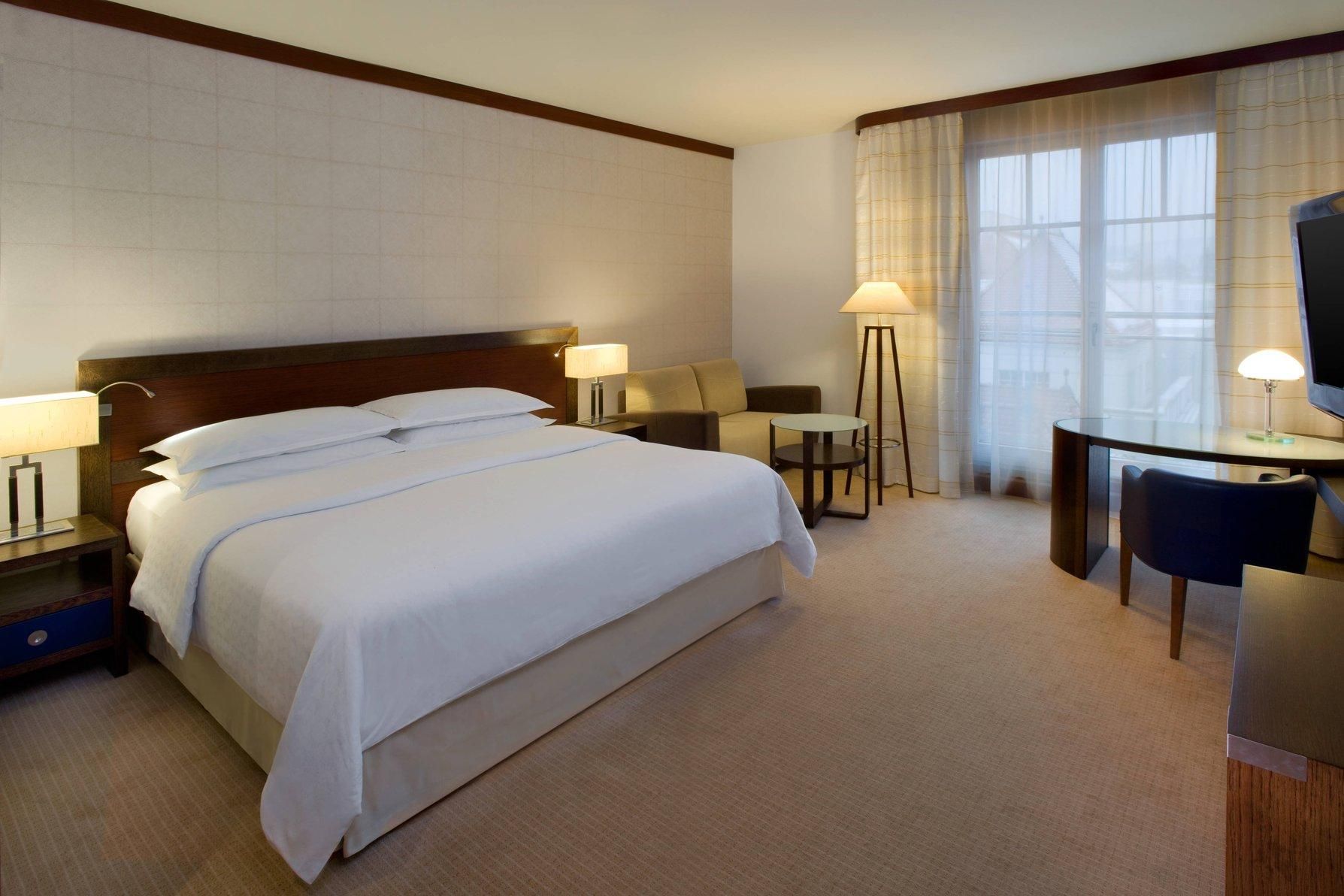 Family, Larger Guest room, 1 King, Non-Private Sofa bed