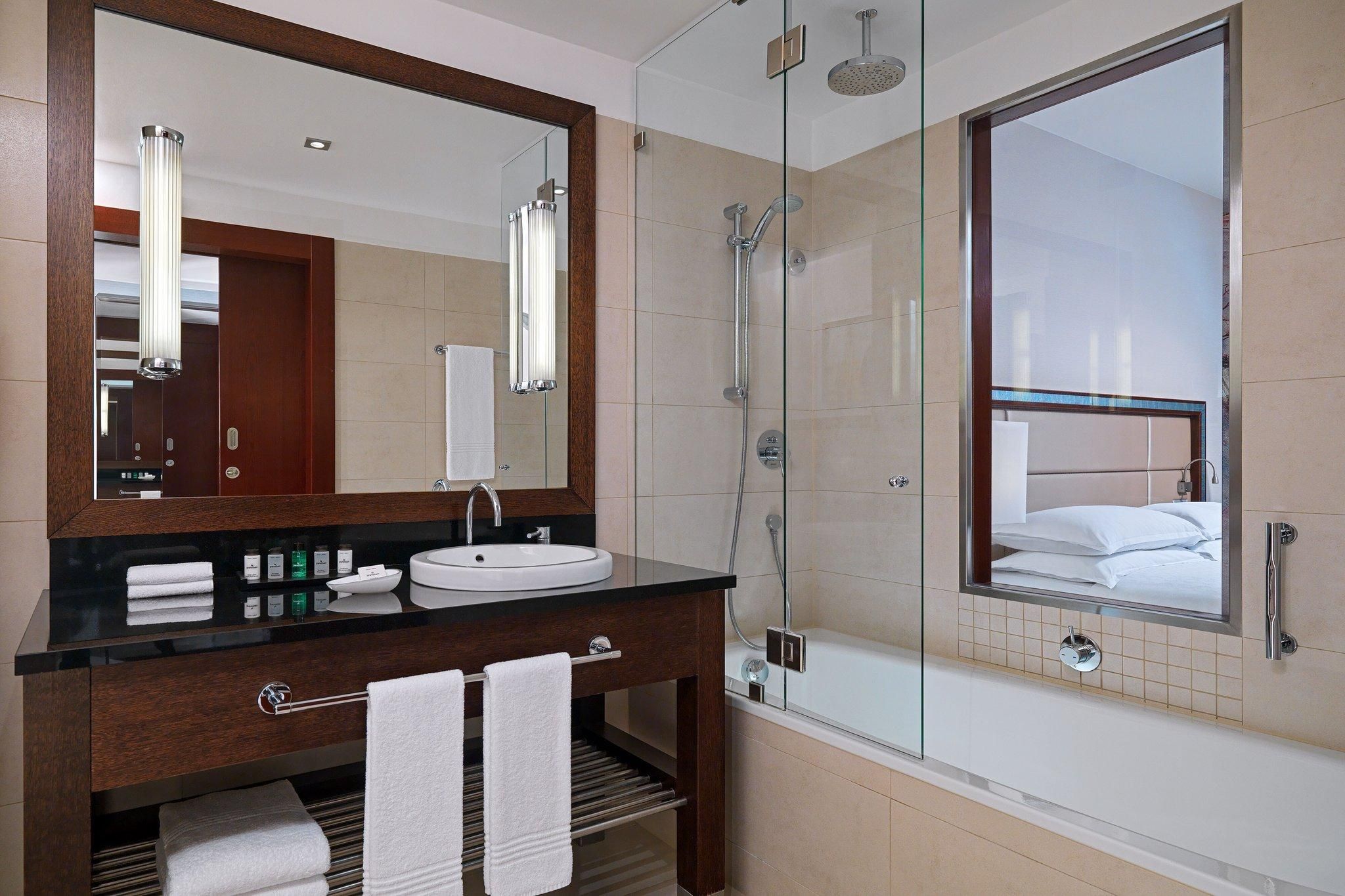 Executive room, Club Lounge and Spa access level, Guest room, 1 King, Sea view