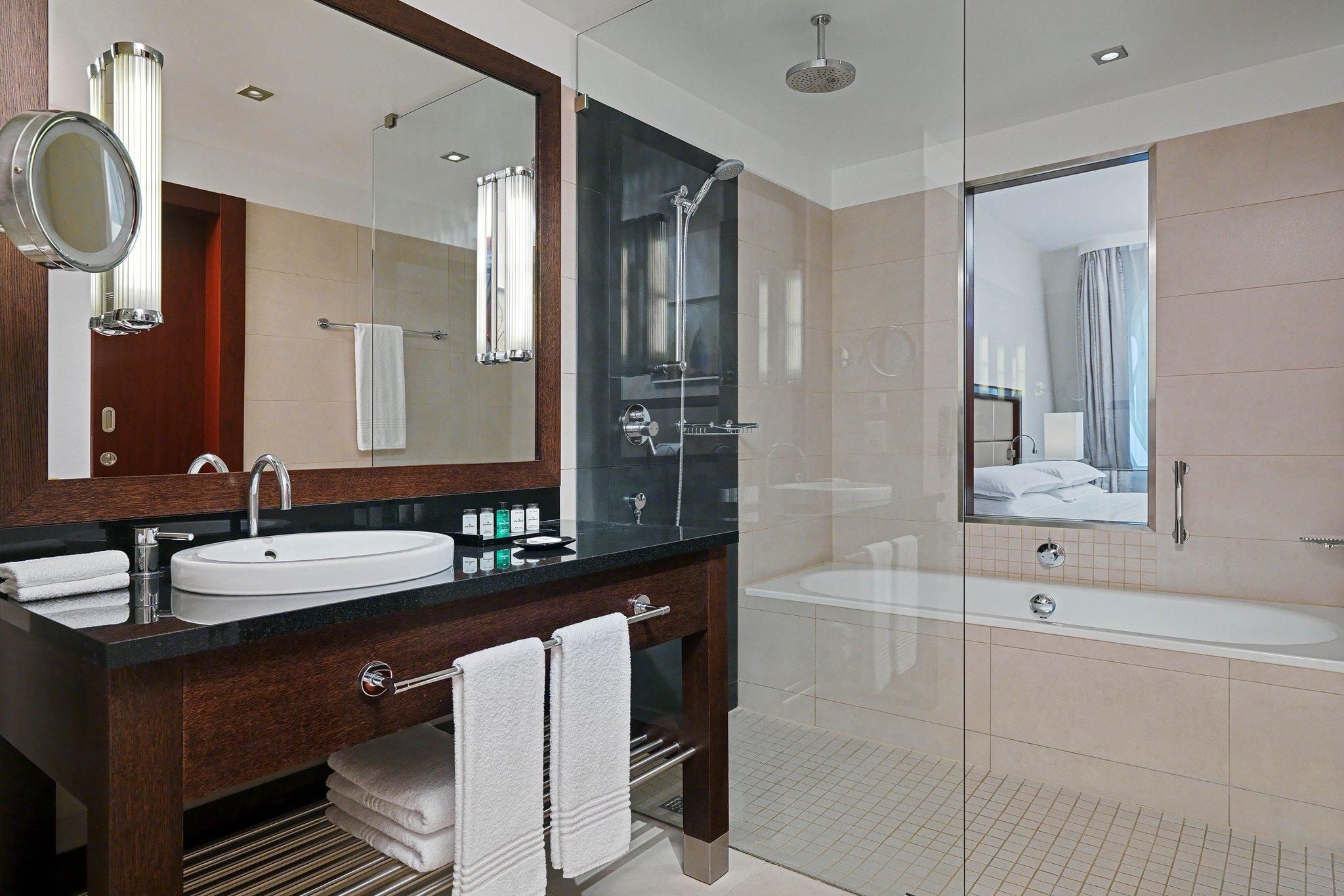 Gdynia Suite, Club Lounge and Spa access level, 1 Bedroom Suite, 1 King, Non-Private Sofa bed