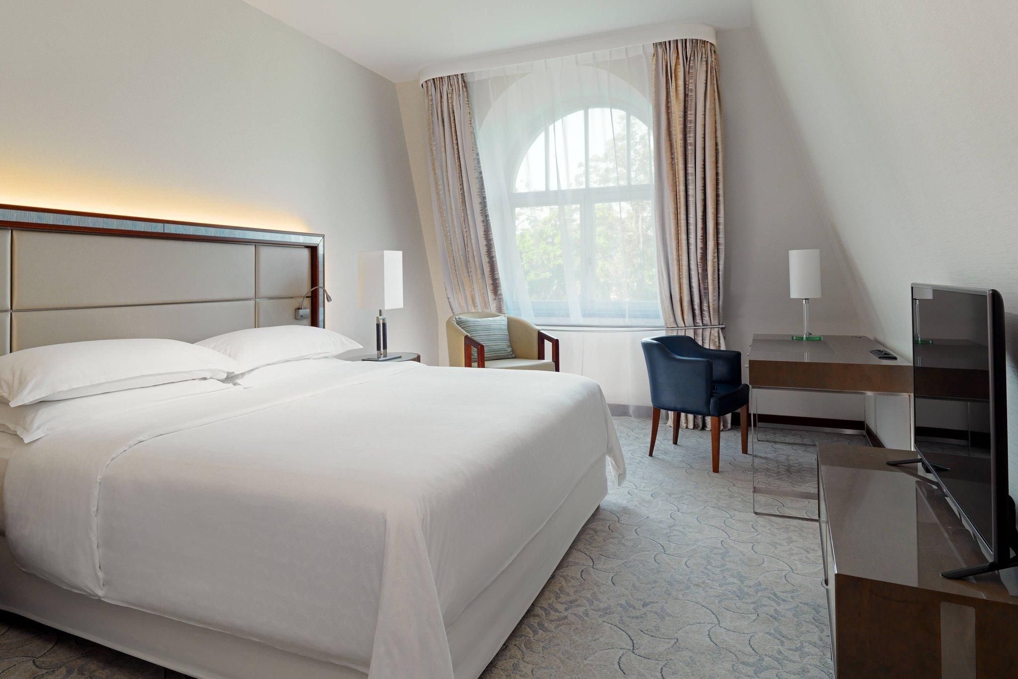 Gdynia Suite, Club Lounge and Spa access level, 1 Bedroom Suite, 1 King, Non-Private Sofa bed