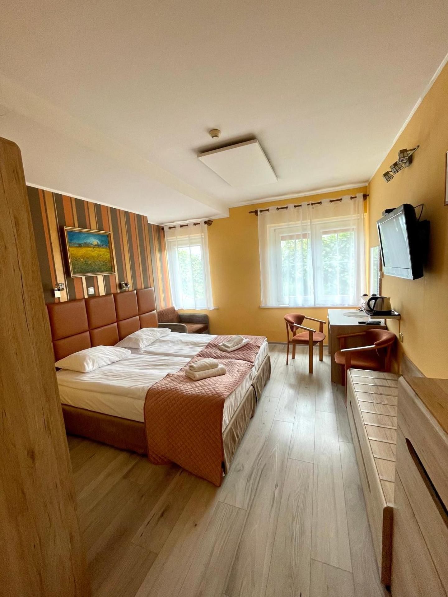 Double Room with sofa for child on Ground Level with Sea View