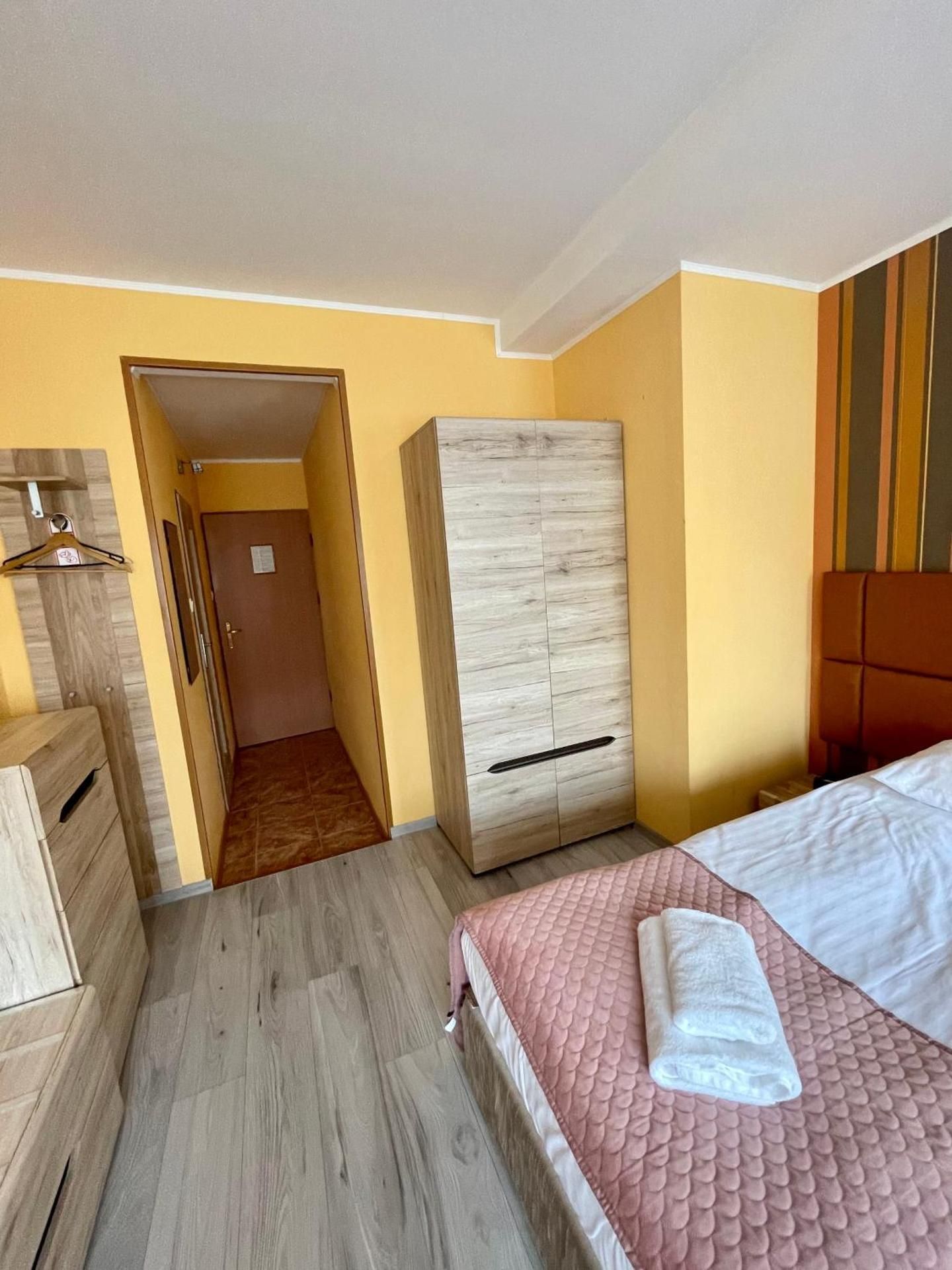 Double Room with sofa for child on Ground Level with Sea View