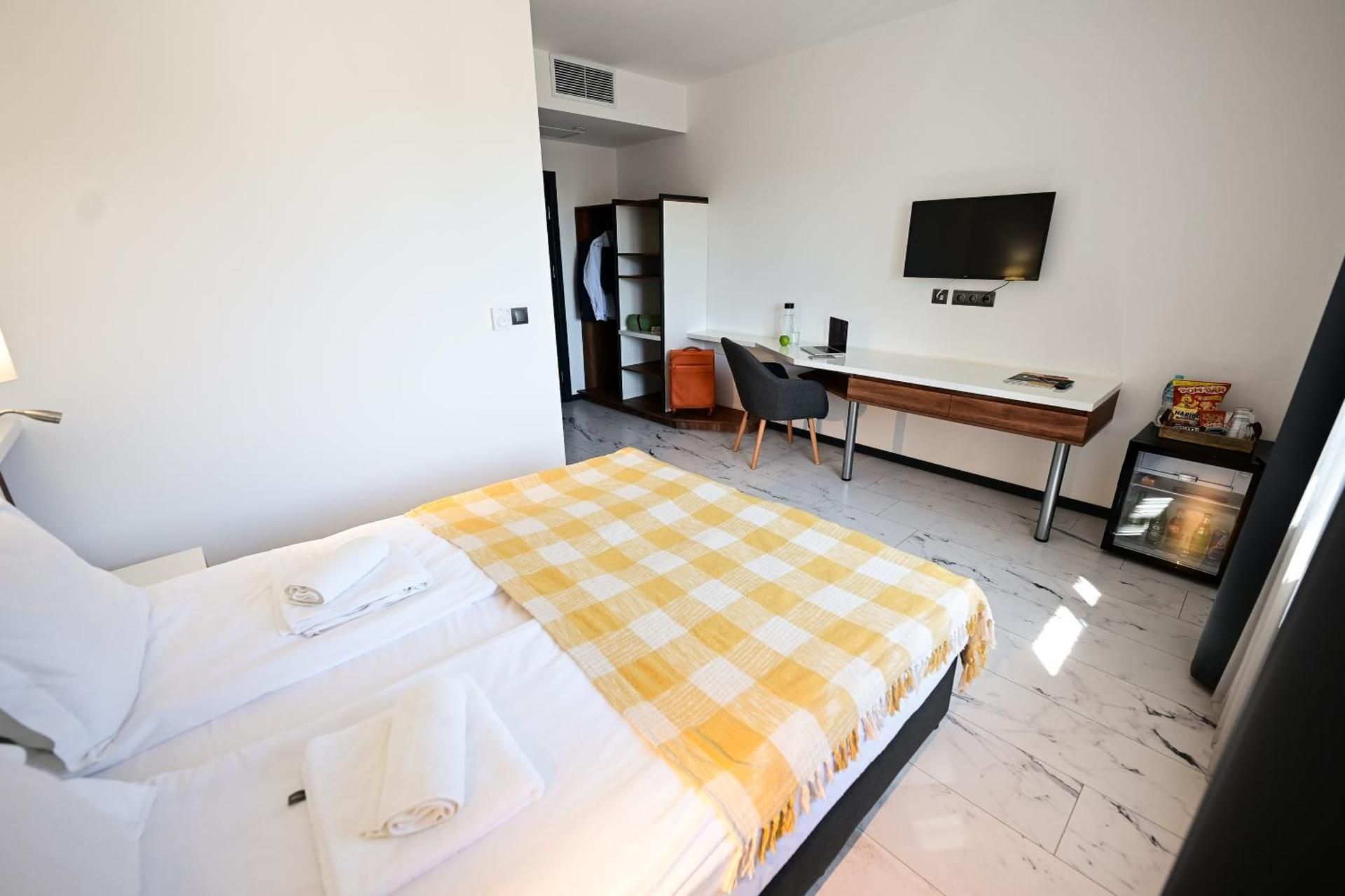 RUBO Hotel Room with Queen Bed 2