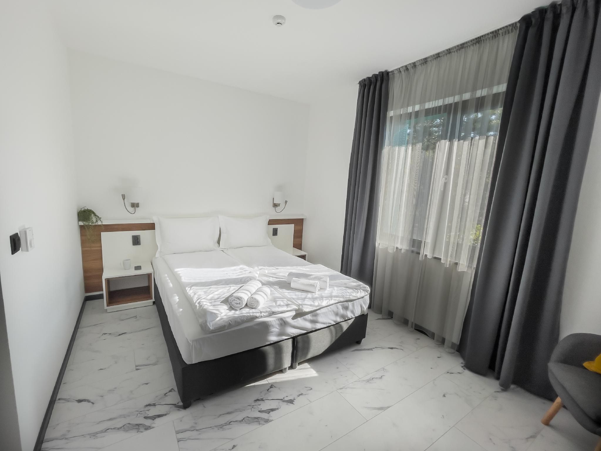 RUBO Hotel Room with Queen Bed