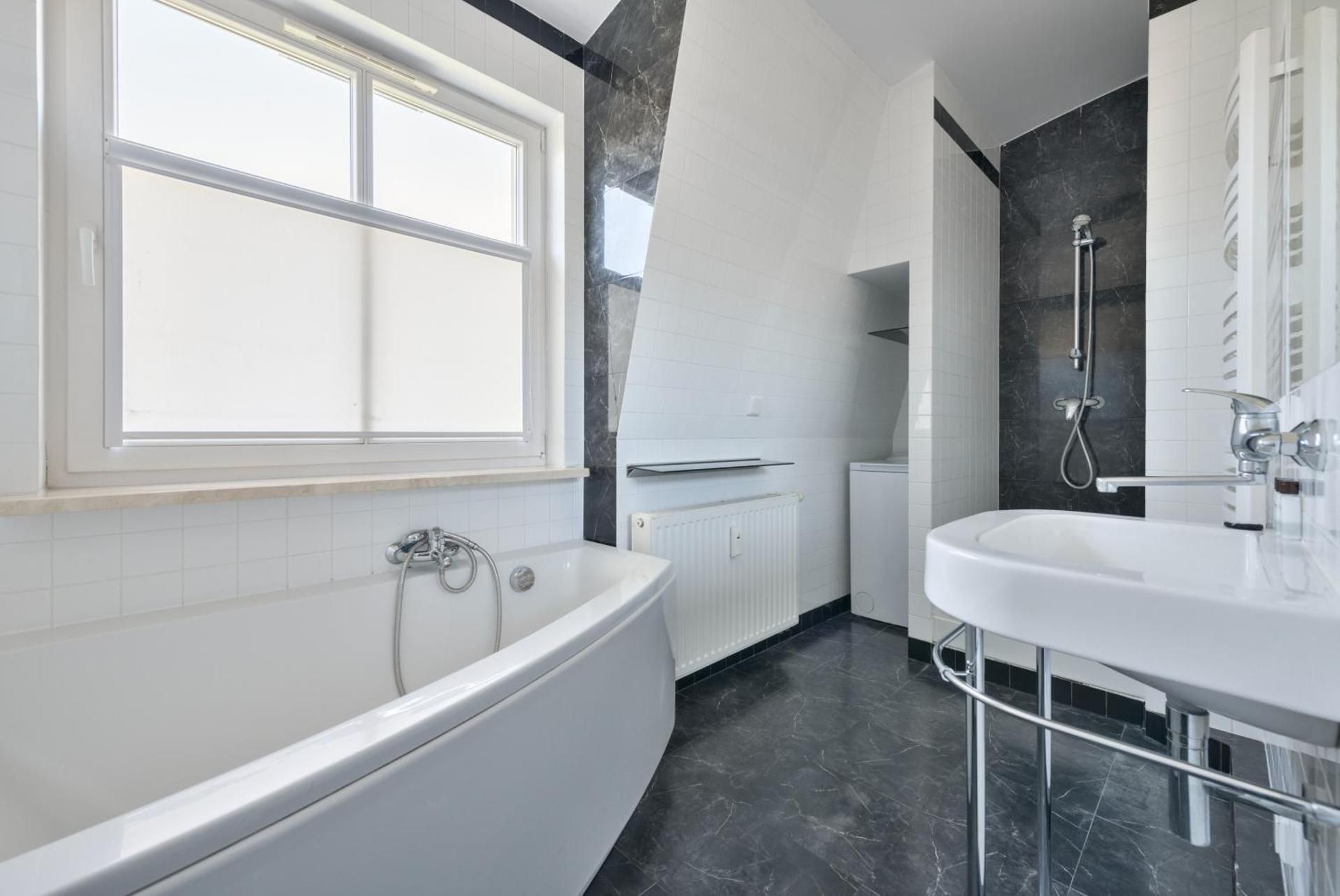 Large One-Bedroom Apartment with Balcony (4 Adults)