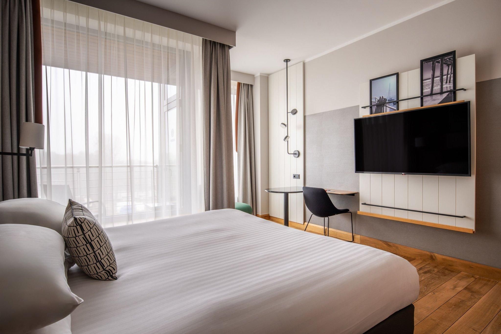 Superior, Larger Guest room, 1 King, Balcony